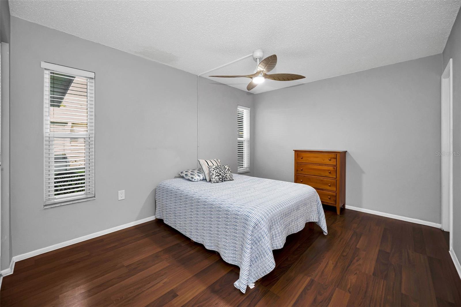 Listing photo id 14 for 859 Oxford Court