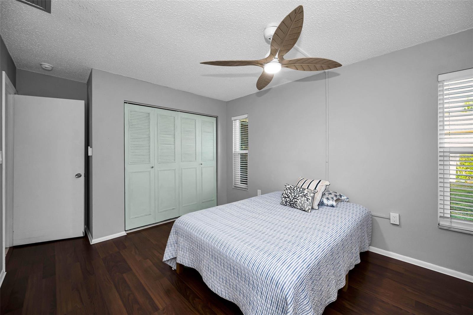 Listing photo id 15 for 859 Oxford Court