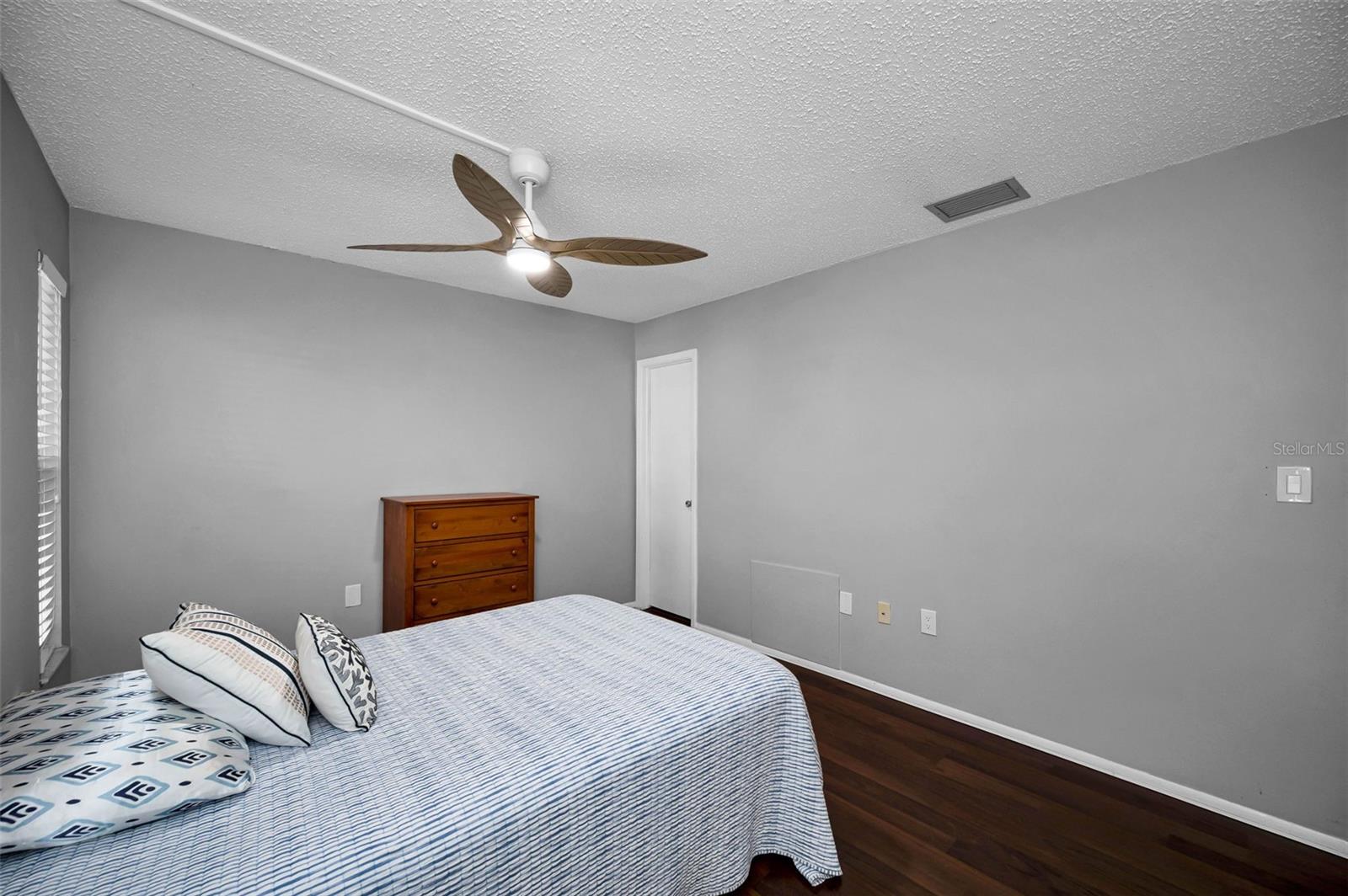 Listing photo id 17 for 859 Oxford Court