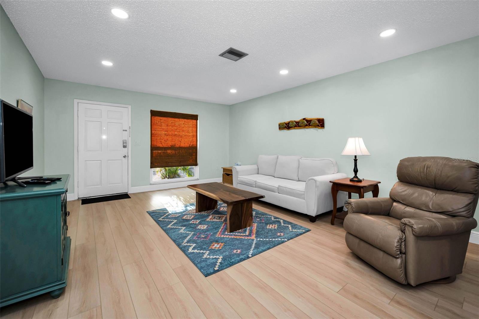 Listing photo id 0 for 859 Oxford Court