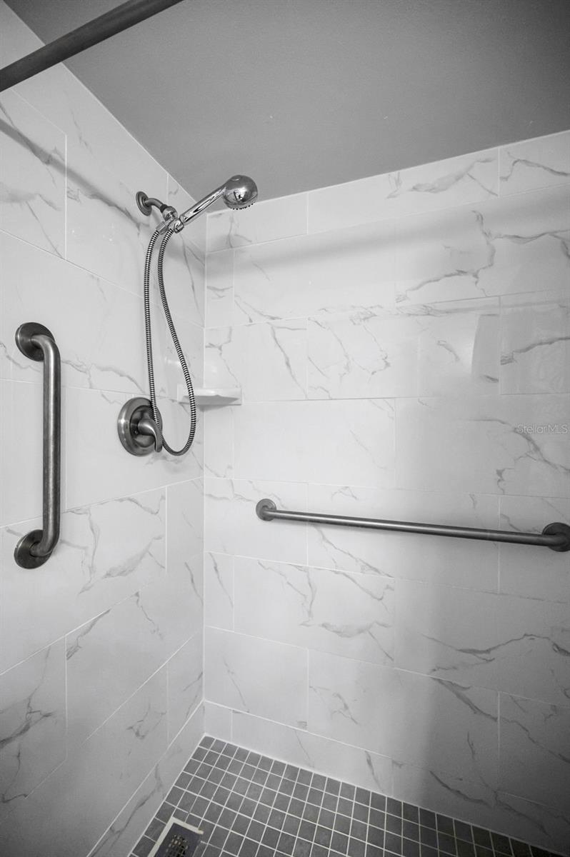 Listing photo id 19 for 859 Oxford Court