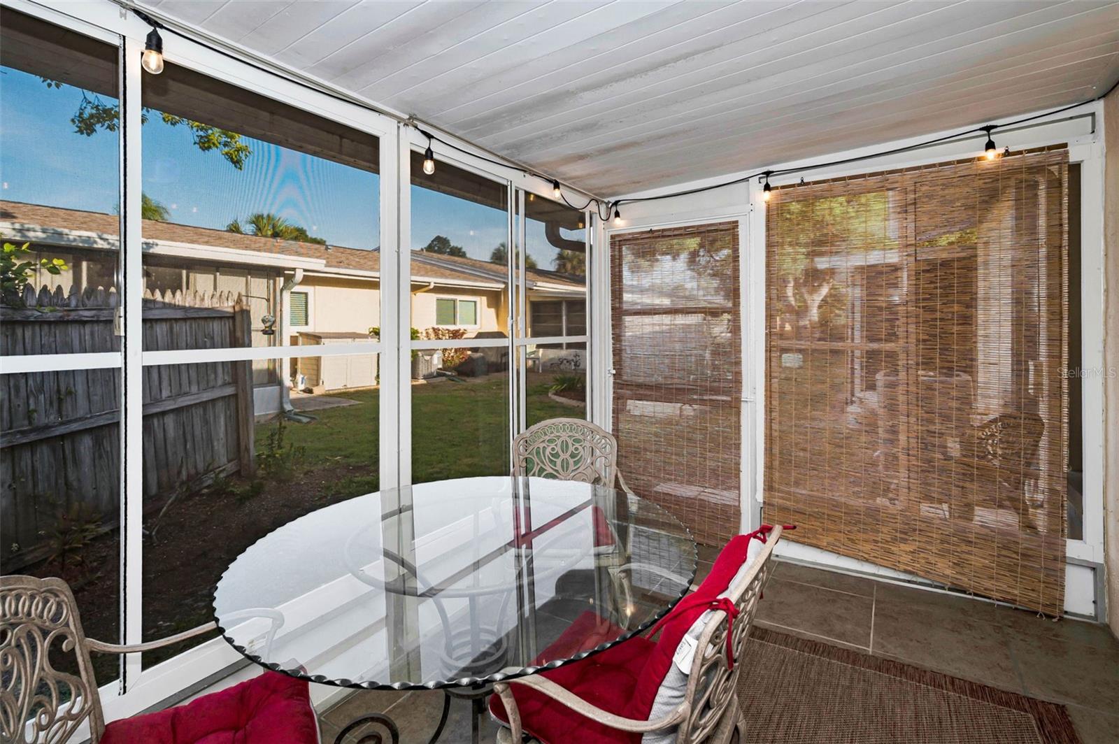 Listing photo id 24 for 859 Oxford Court