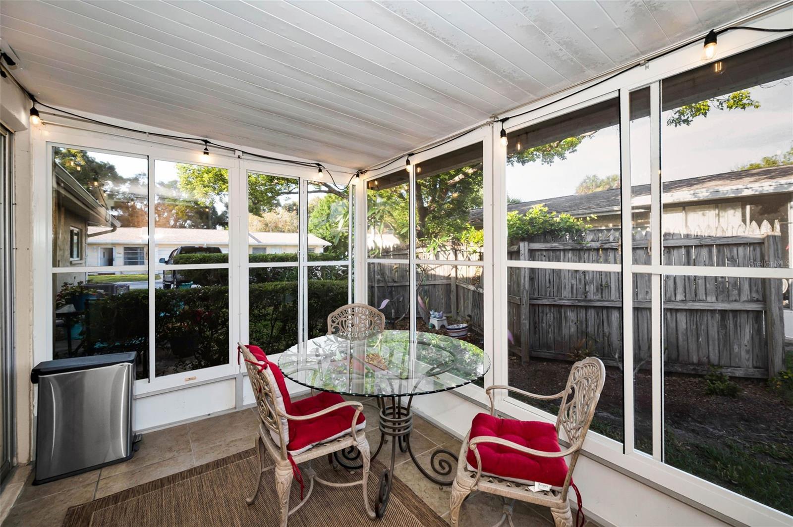 Listing photo id 25 for 859 Oxford Court