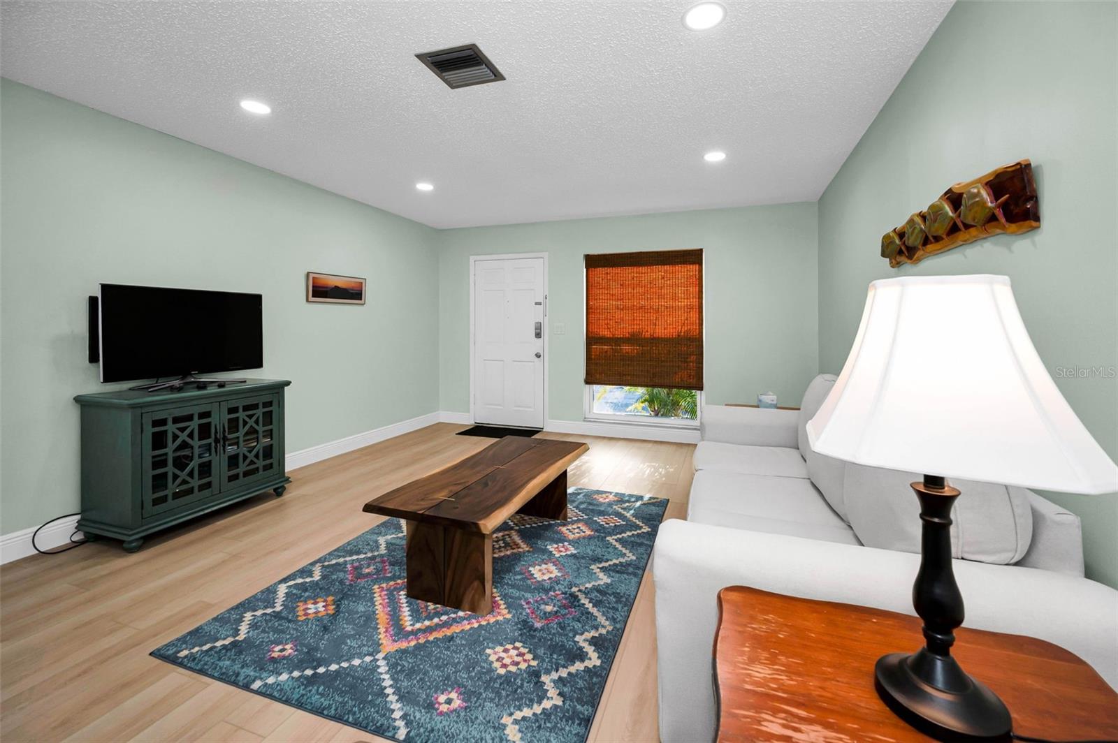 Listing photo id 1 for 859 Oxford Court