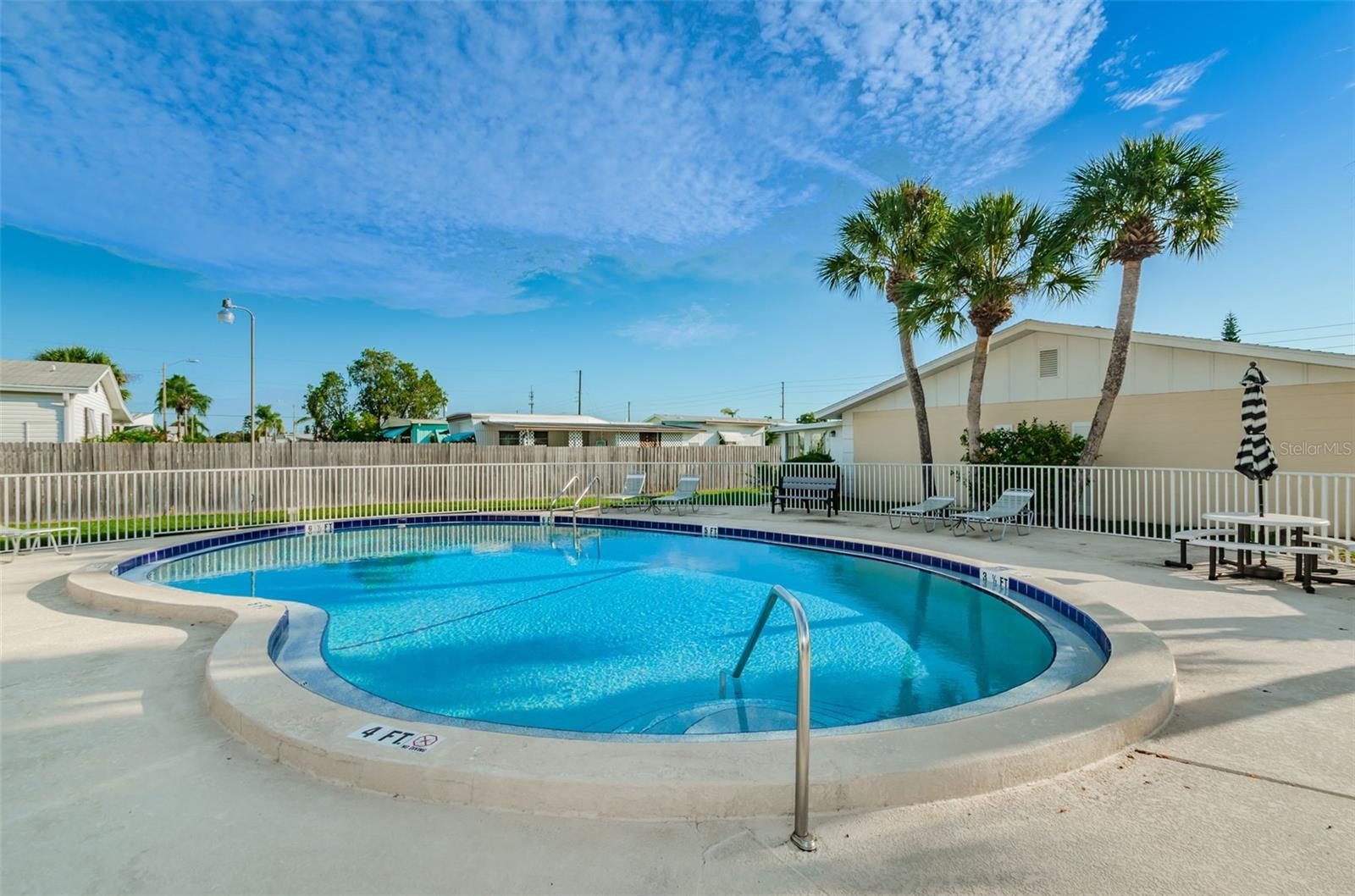 Listing photo id 35 for 859 Oxford Court