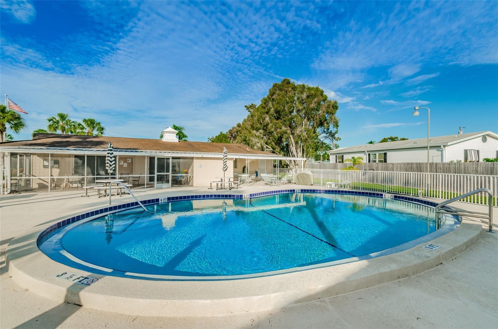 Listing photo id 36 for 859 Oxford Court