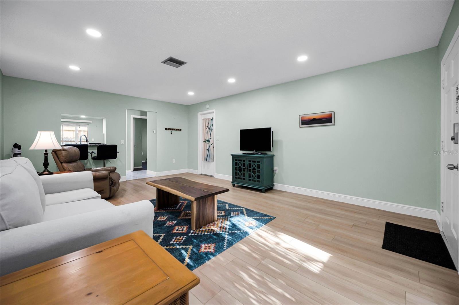 Listing photo id 2 for 859 Oxford Court