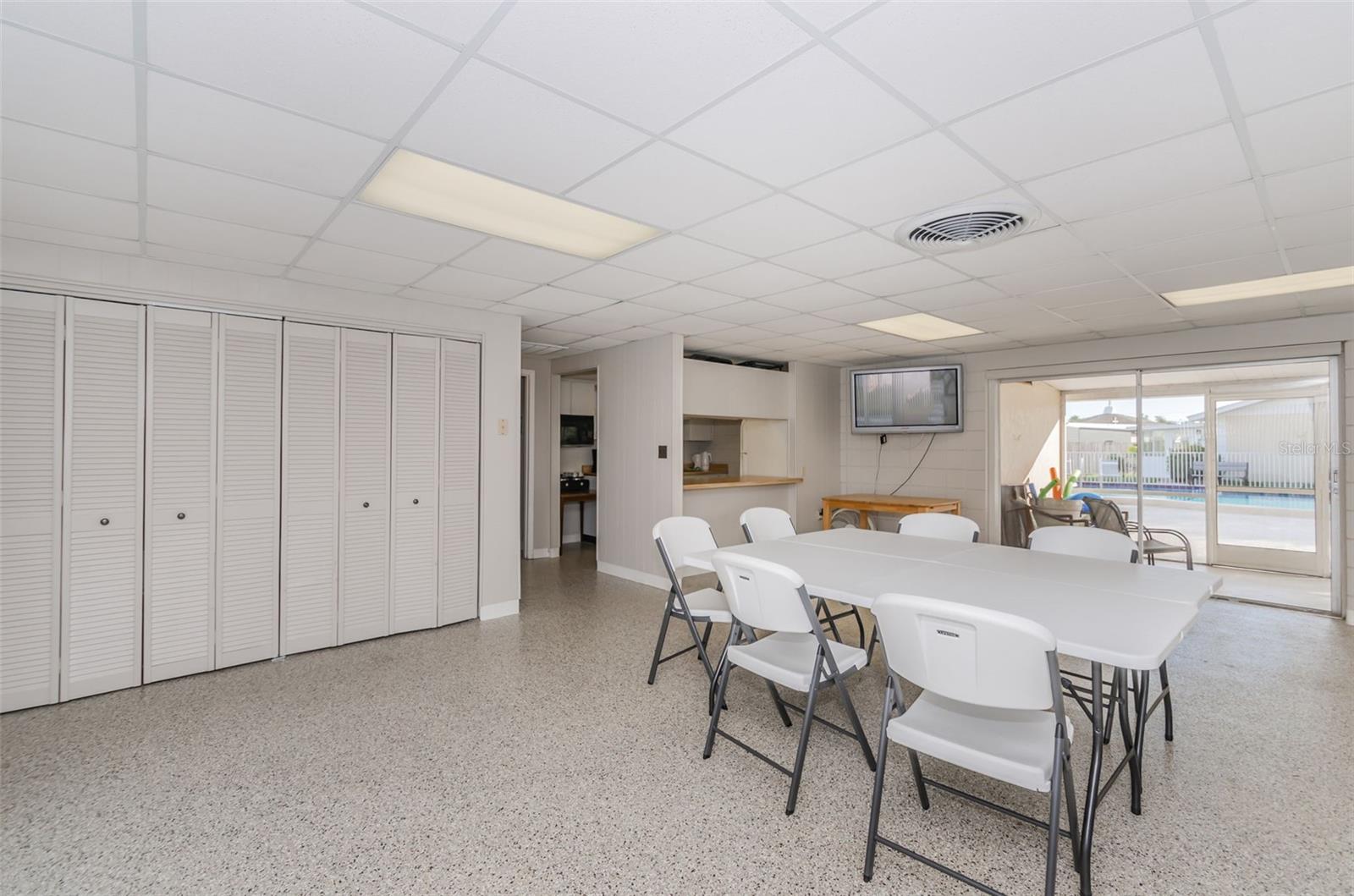 Listing photo id 38 for 859 Oxford Court