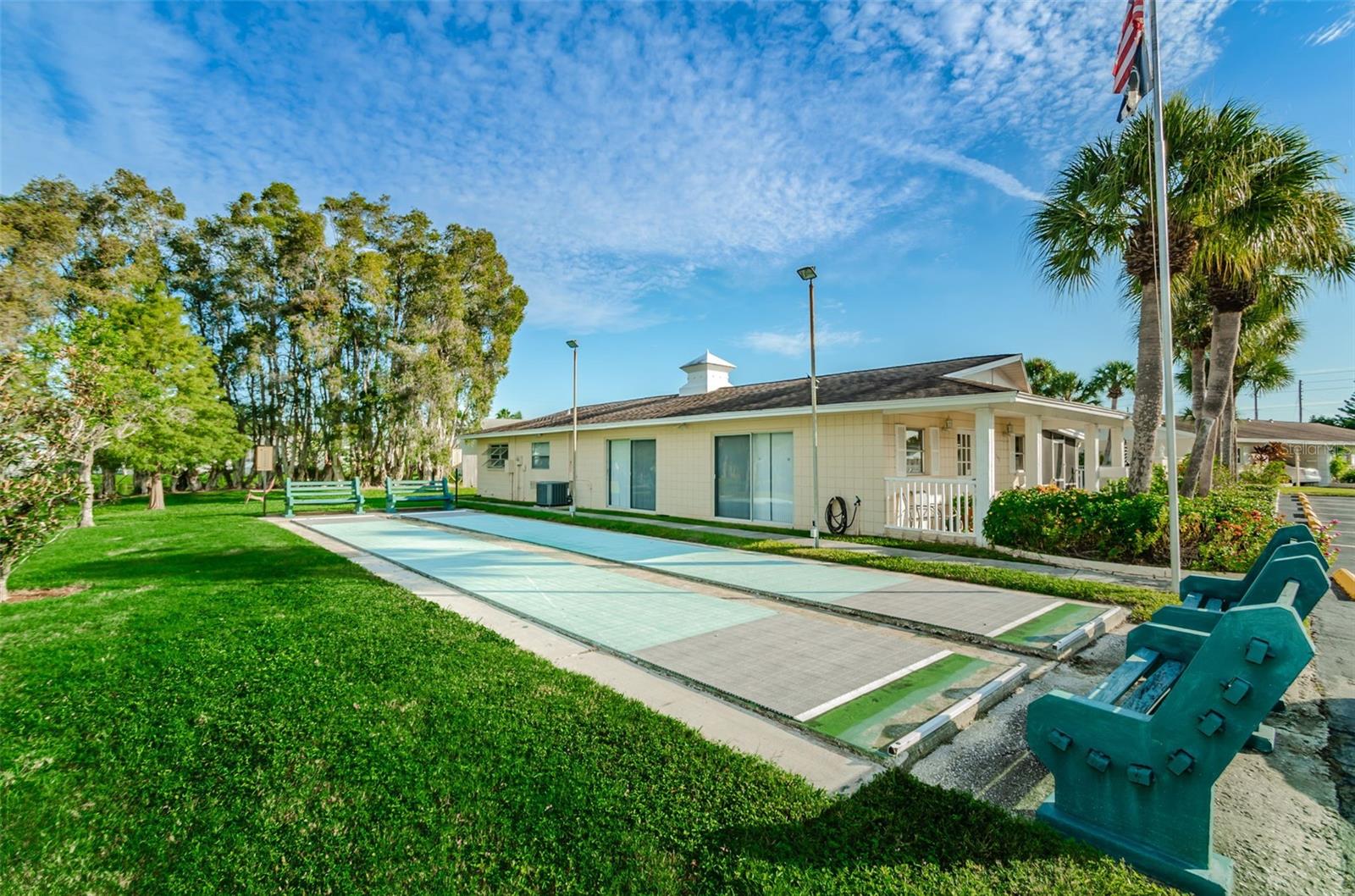 Listing photo id 42 for 859 Oxford Court