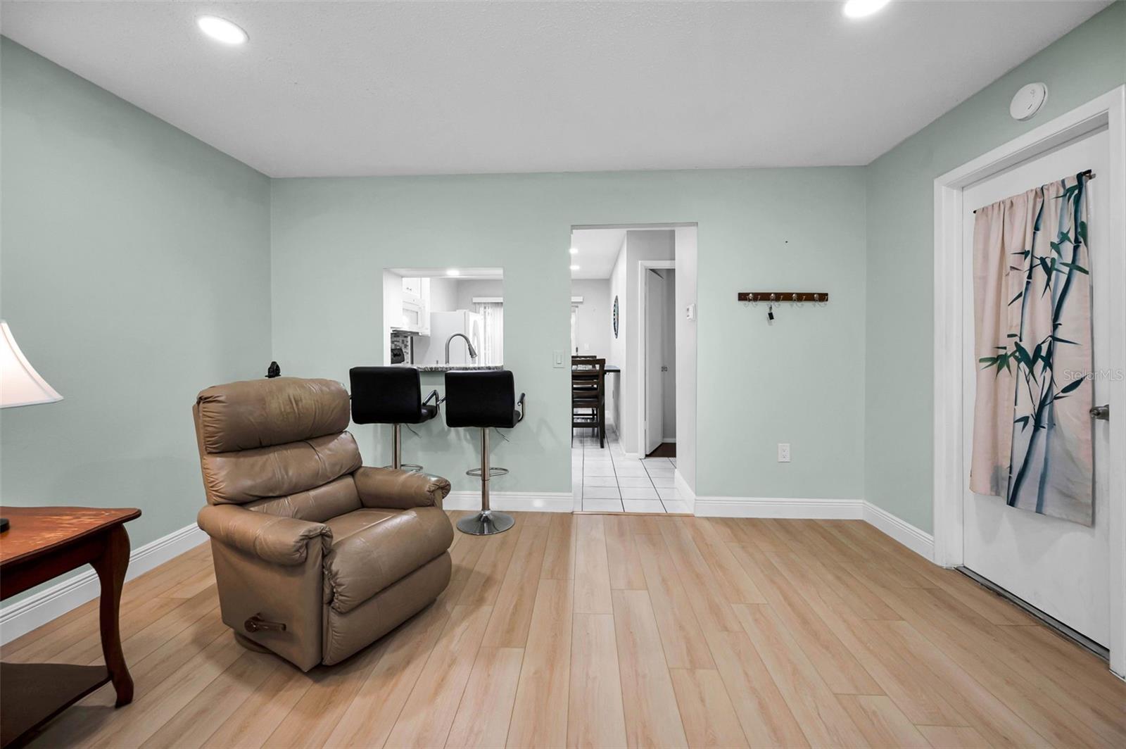 Listing photo id 3 for 859 Oxford Court