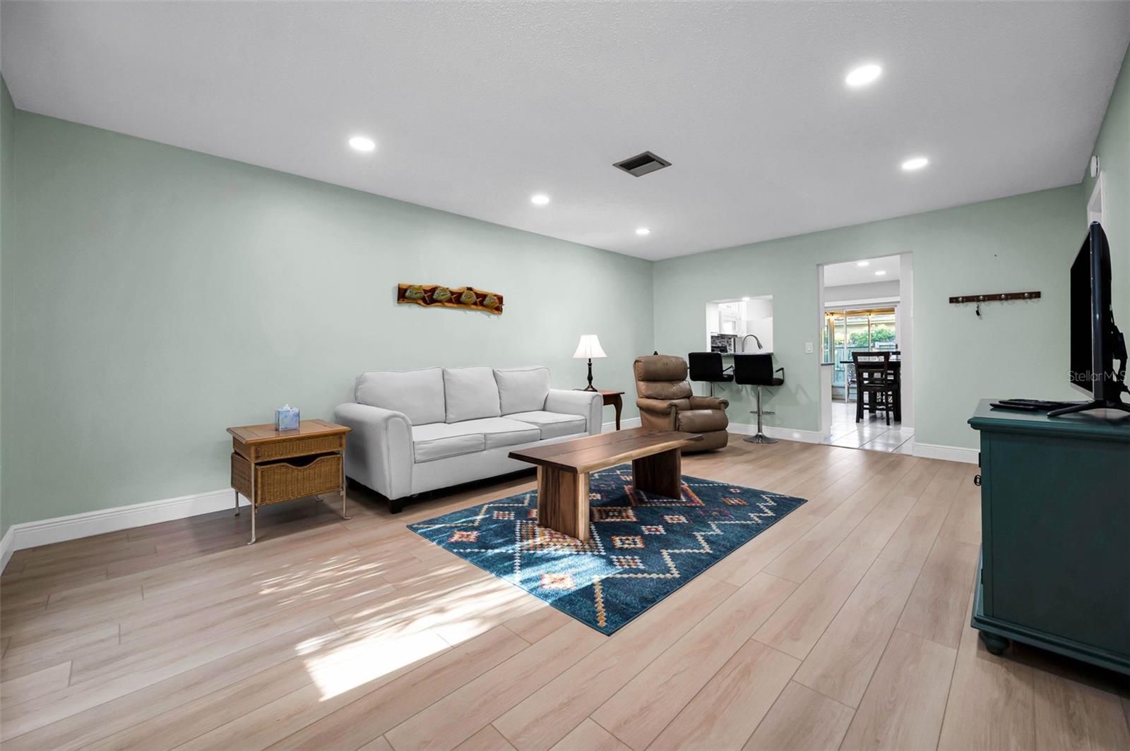 Listing photo id 4 for 859 Oxford Court