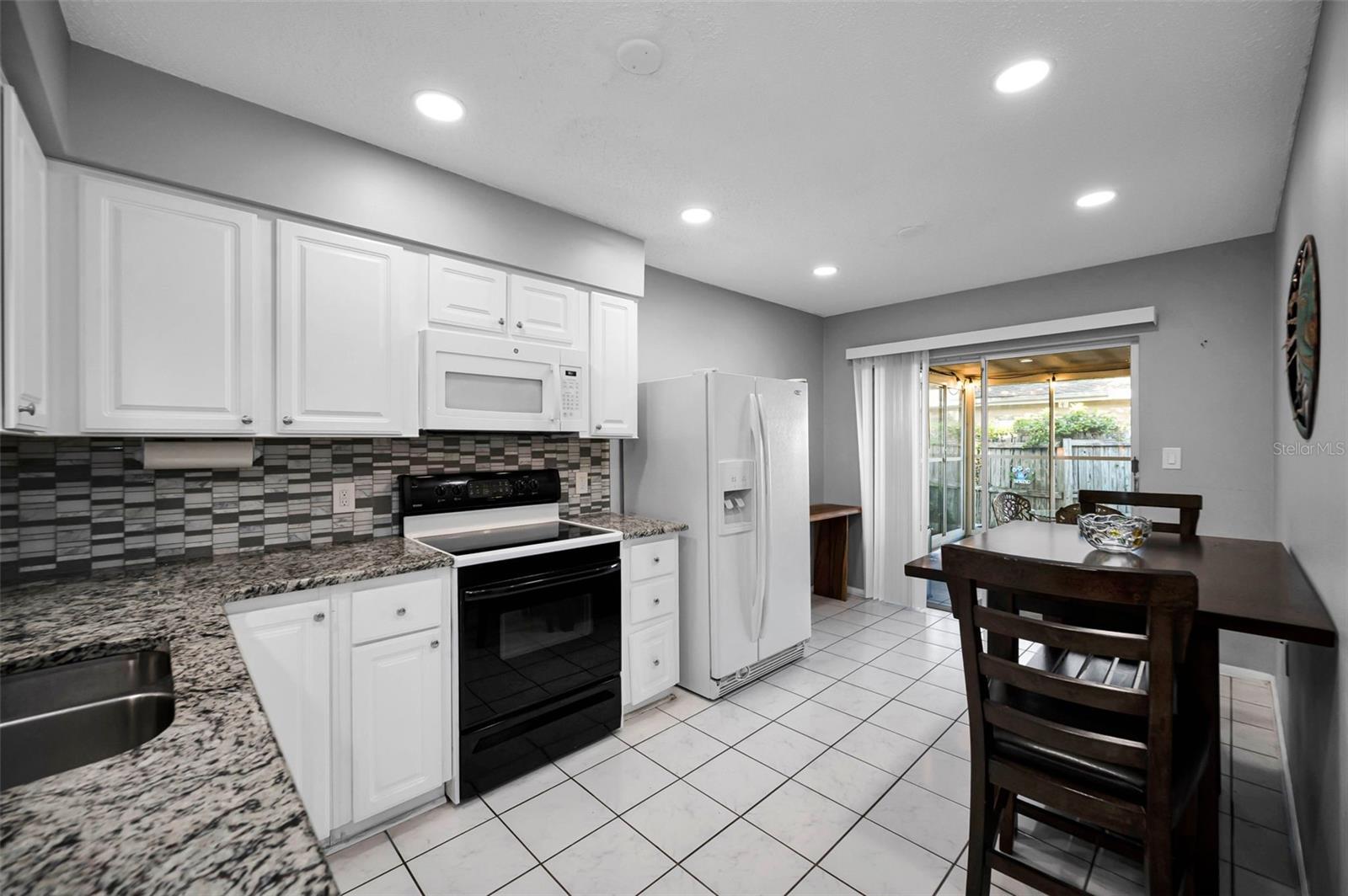 Listing photo id 6 for 859 Oxford Court