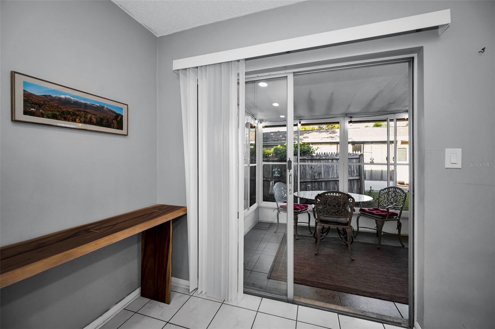 Listing photo id 7 for 859 Oxford Court