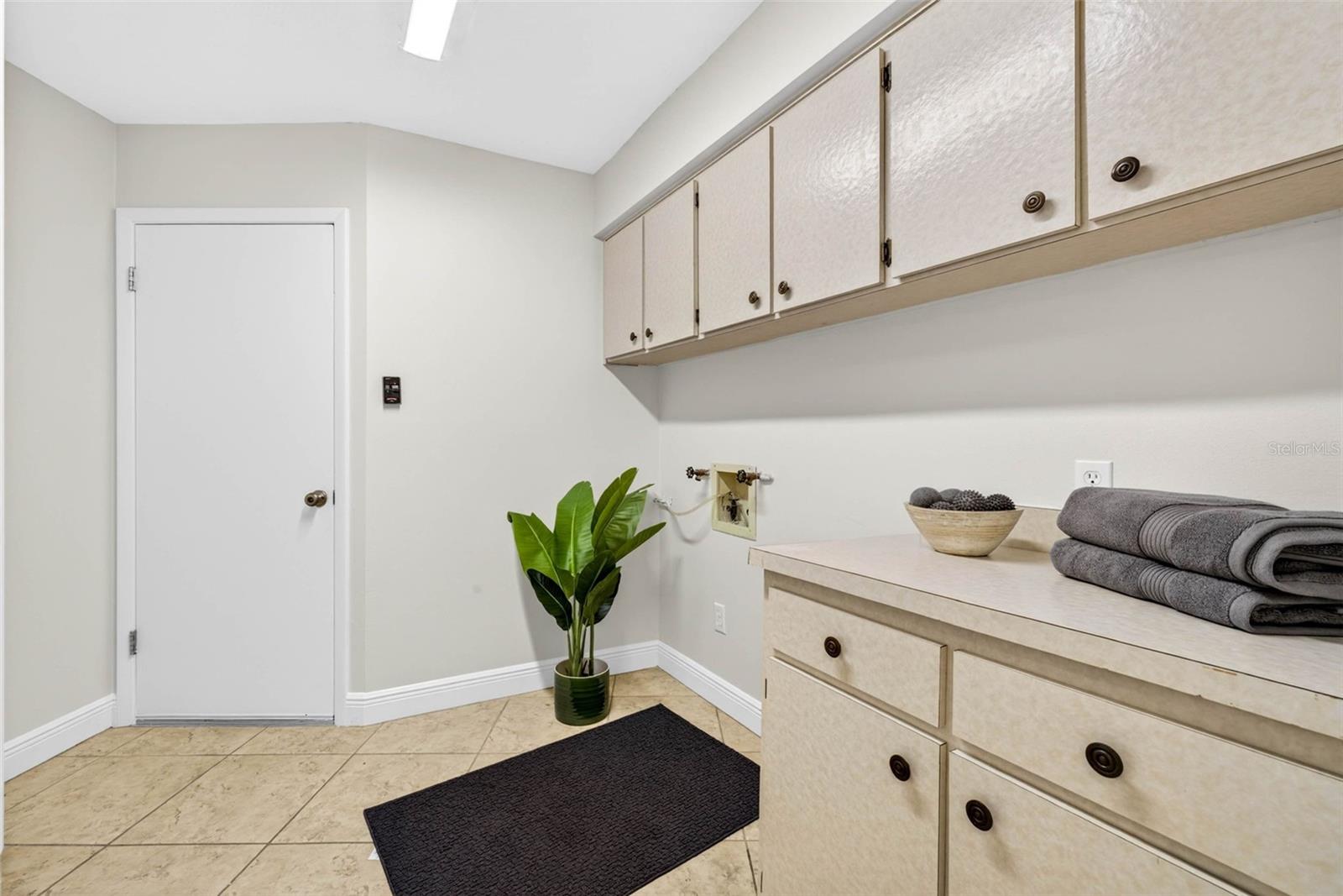 Image 27 of 91 For 817 Bannockburn Avenue