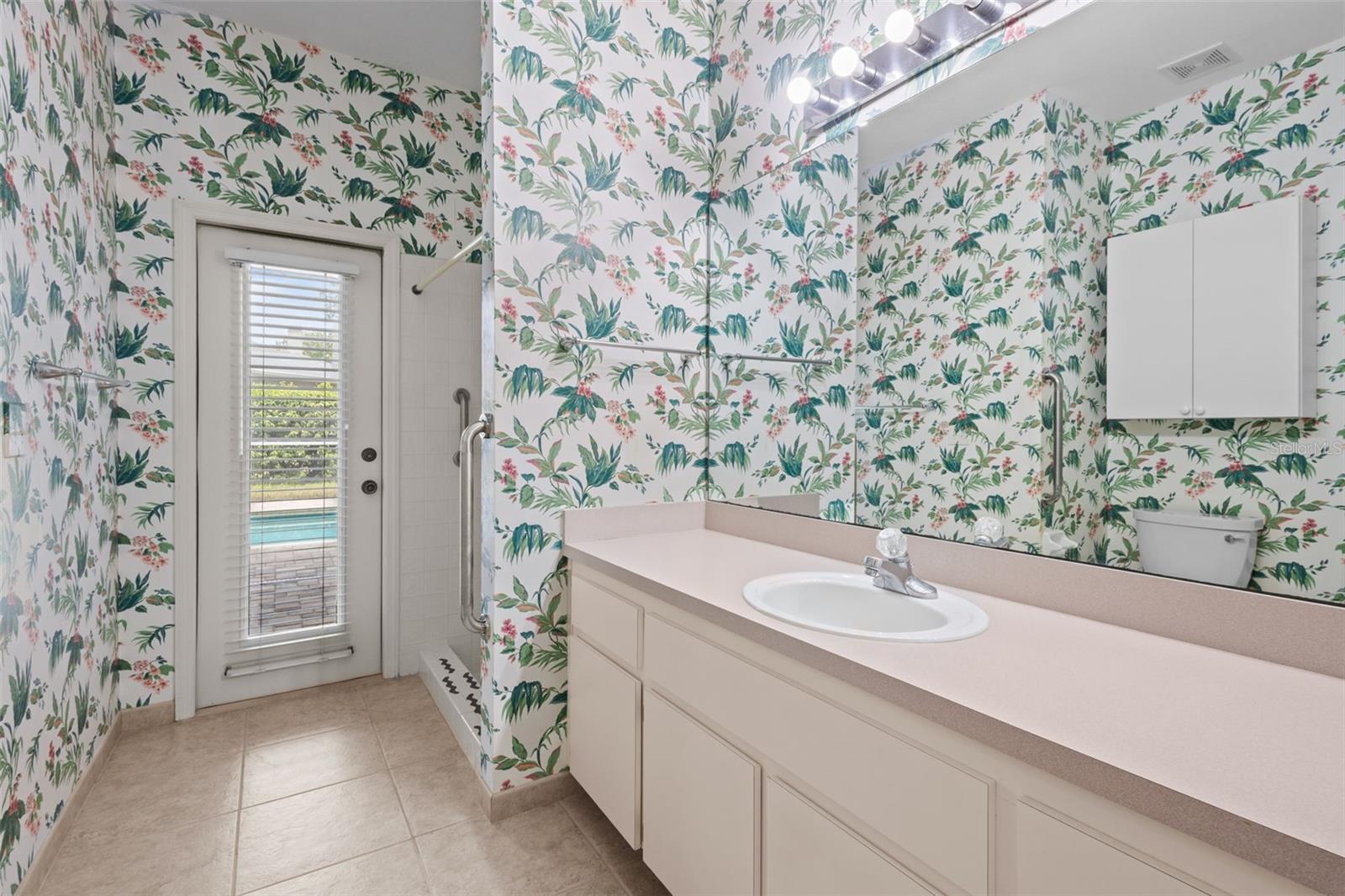 Listing photo id 15 for 18543 Bittern Avenue