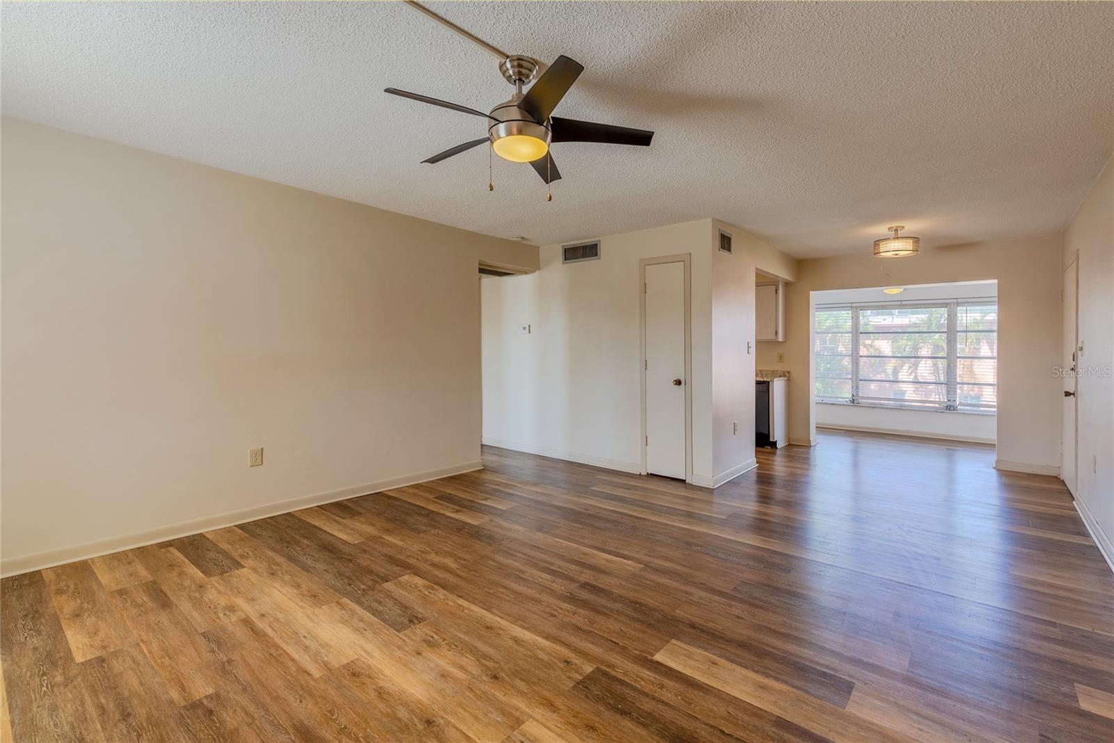 Listing photo id 1 for 7011 Place De La Paix  2a