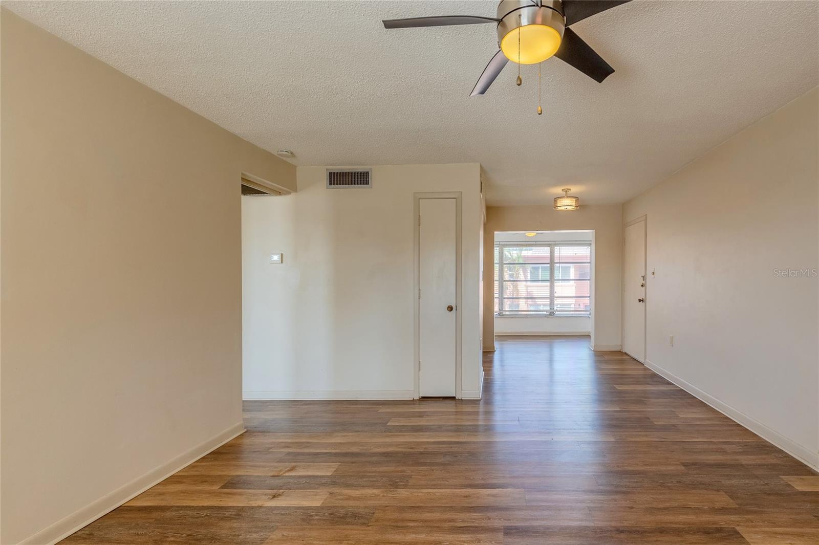 Listing photo id 2 for 7011 Place De La Paix  2a