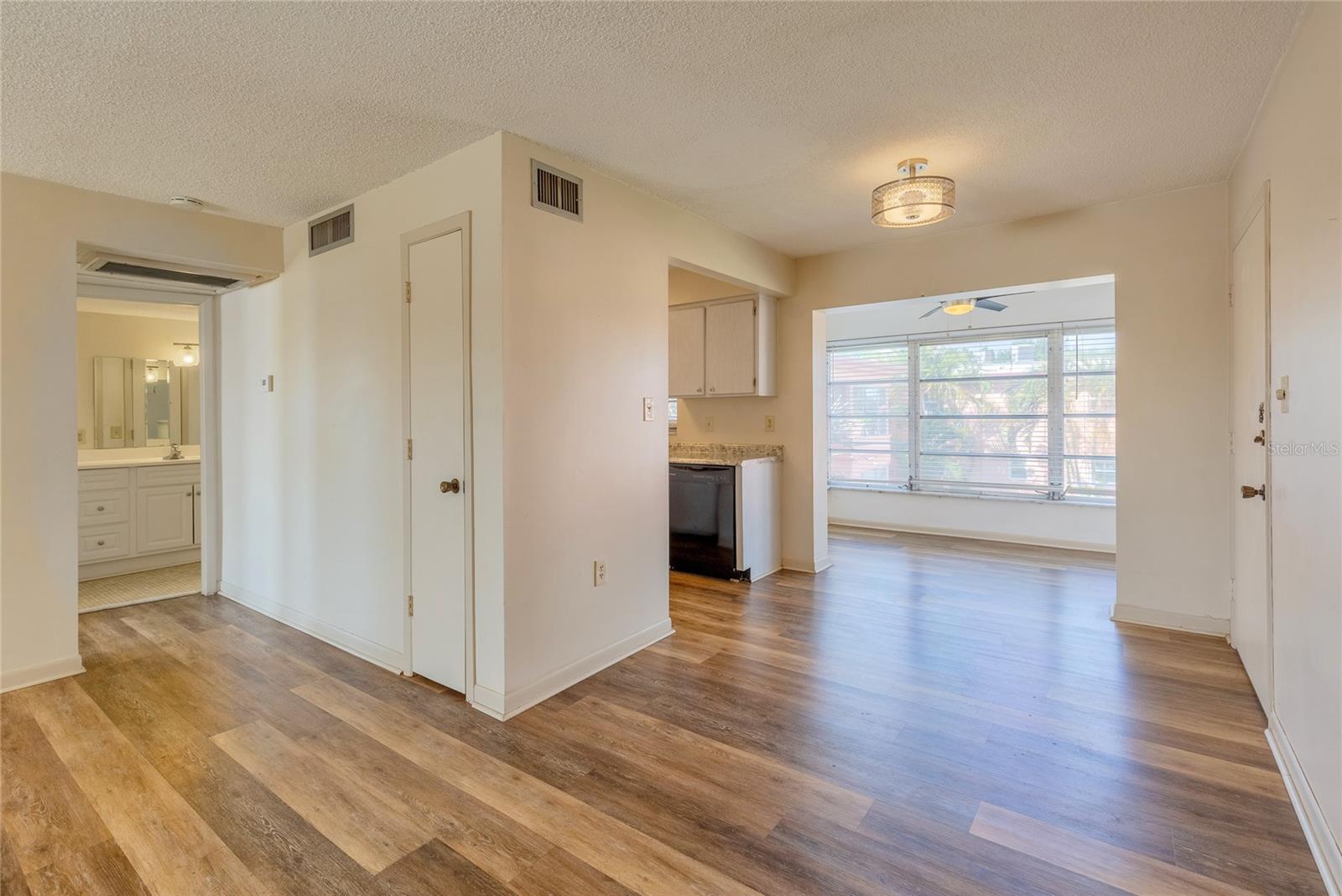 Listing photo id 4 for 7011 Place De La Paix  2a