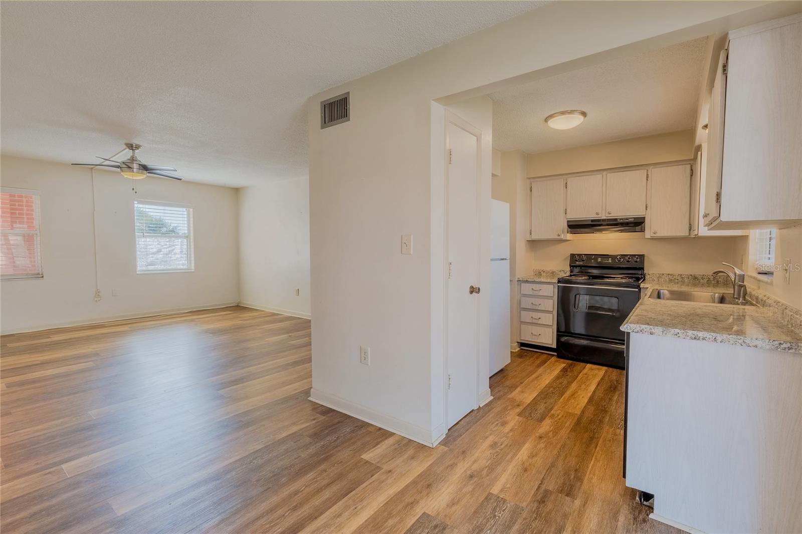 Listing photo id 5 for 7011 Place De La Paix  2a
