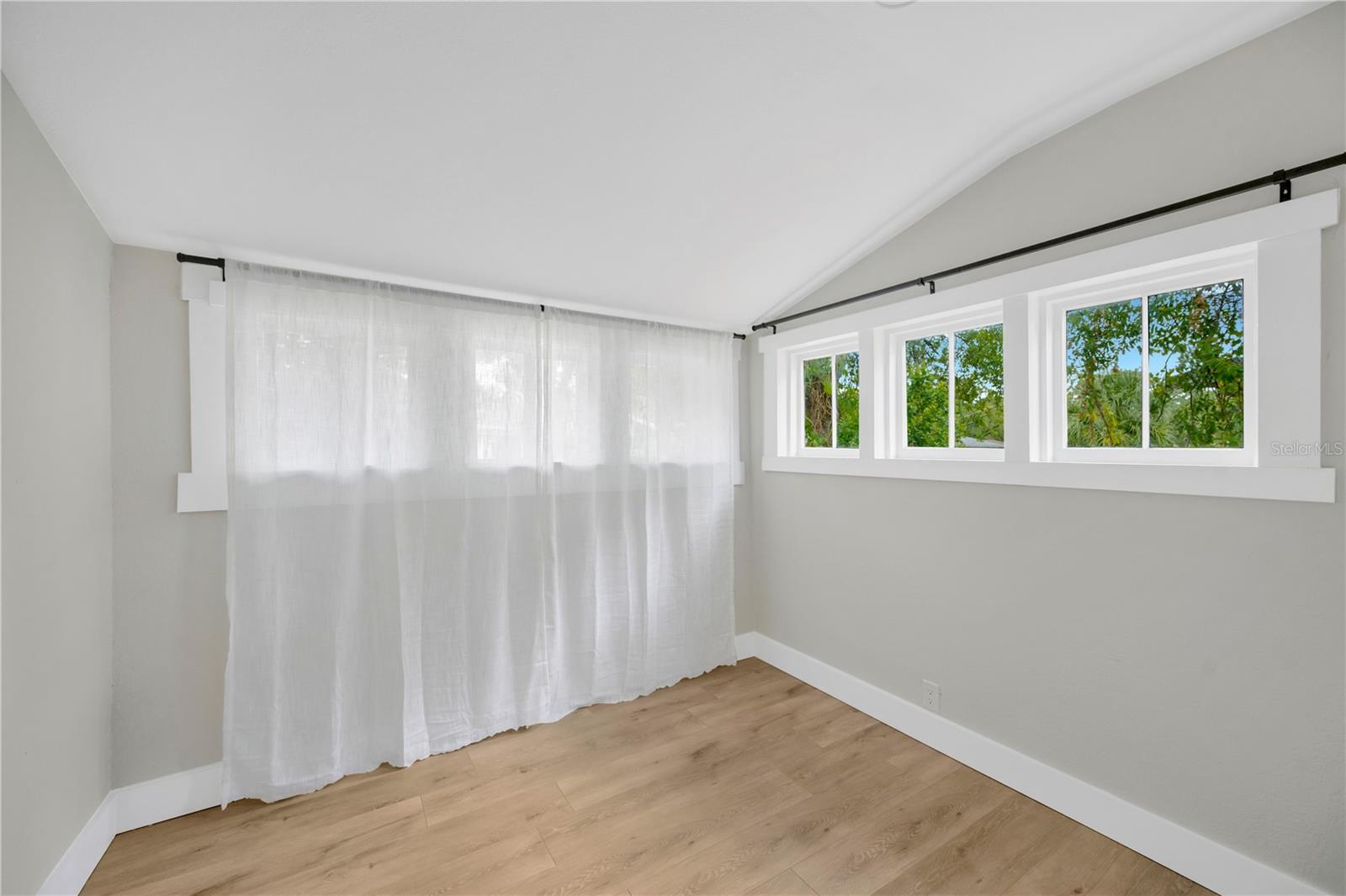 Listing photo id 3 for 3206 24th Avenue