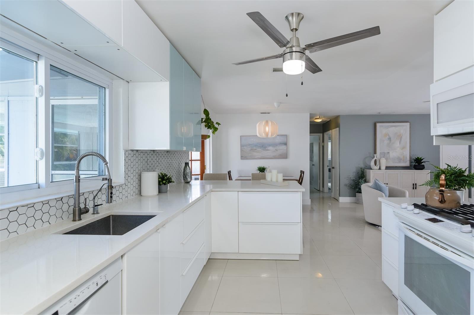 Listing photo id 9 for 1435 77th Avenue N