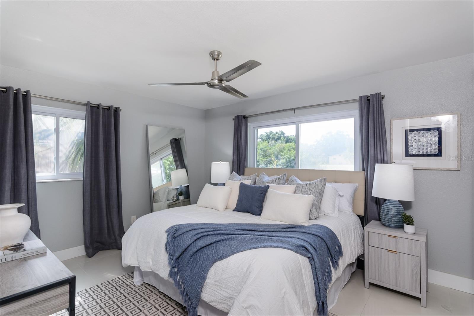 Listing photo id 11 for 1435 77th Avenue N