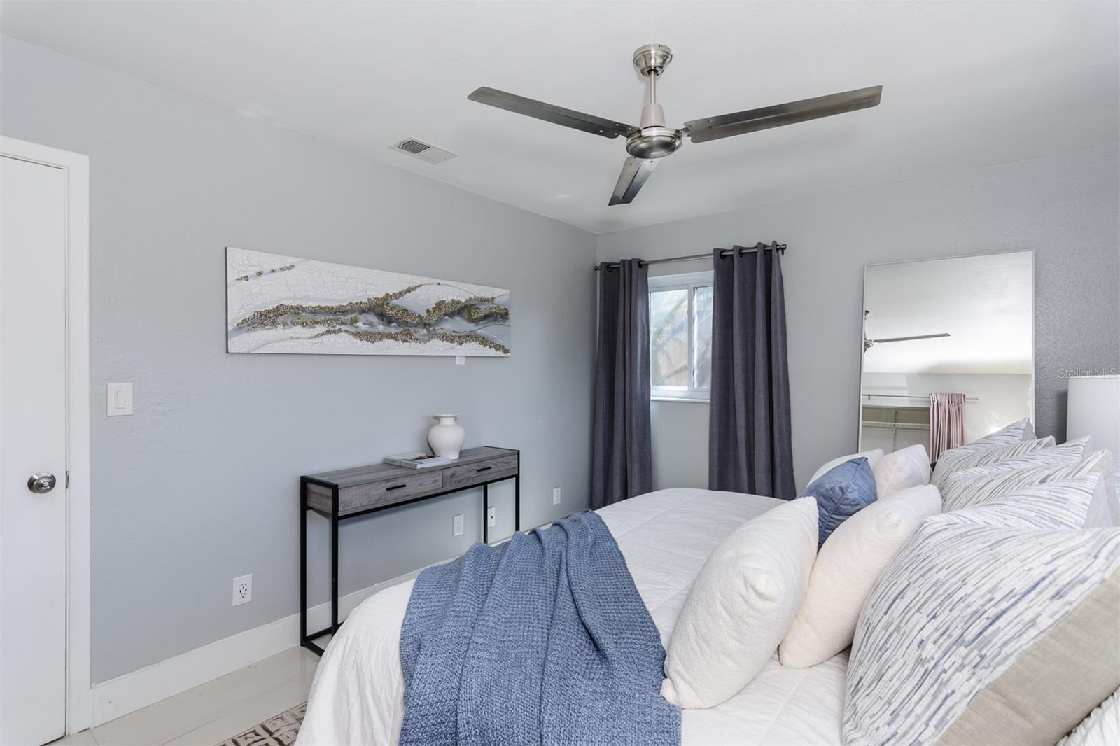 Listing photo id 13 for 1435 77th Avenue N