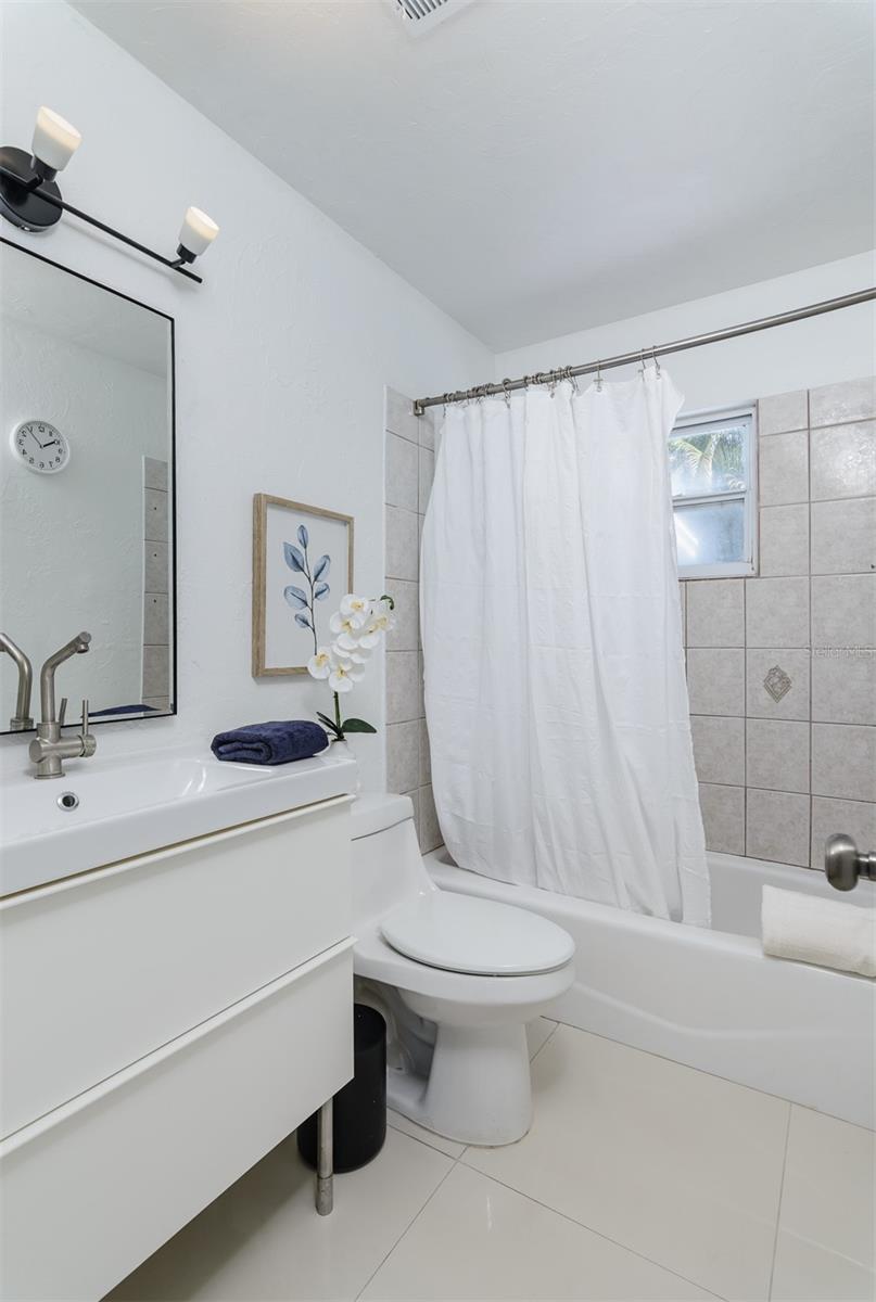 Listing photo id 14 for 1435 77th Avenue N