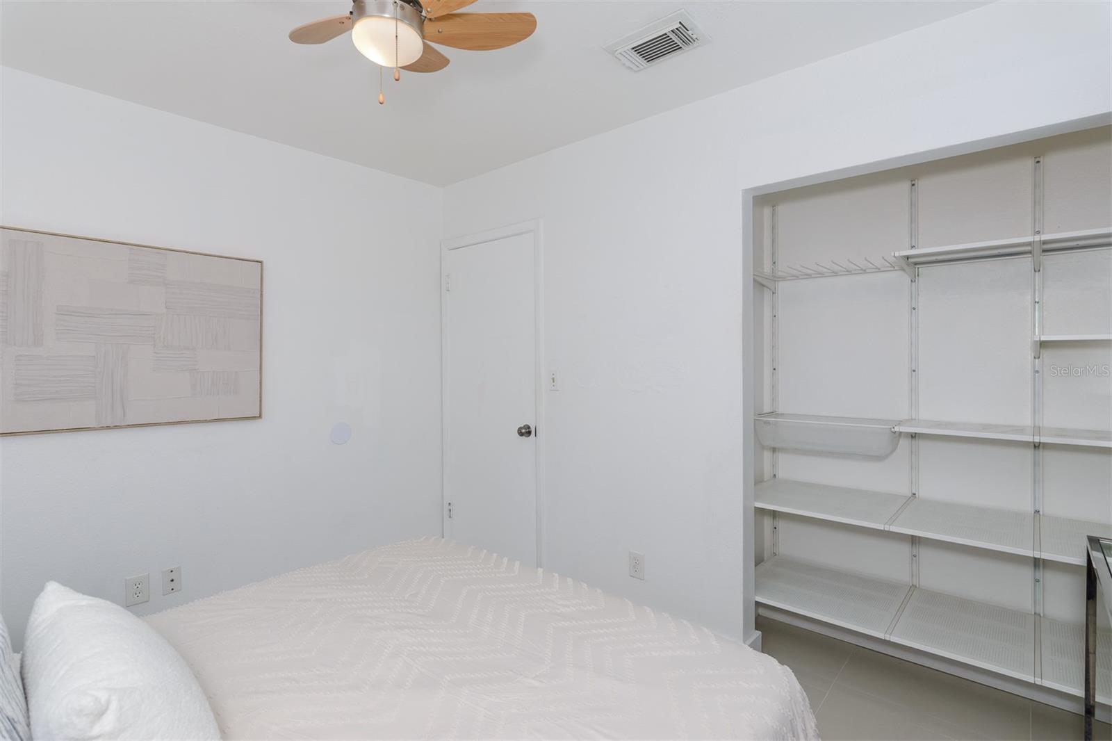 Listing photo id 16 for 1435 77th Avenue N