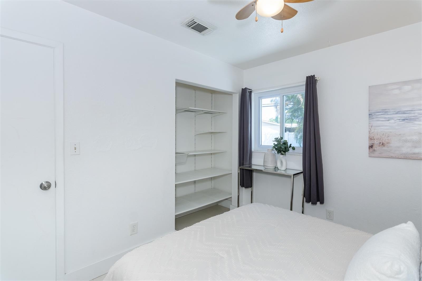 Listing photo id 17 for 1435 77th Avenue N