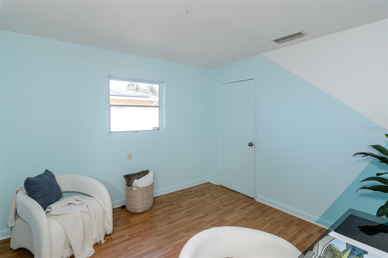 Listing photo id 21 for 1435 77th Avenue N