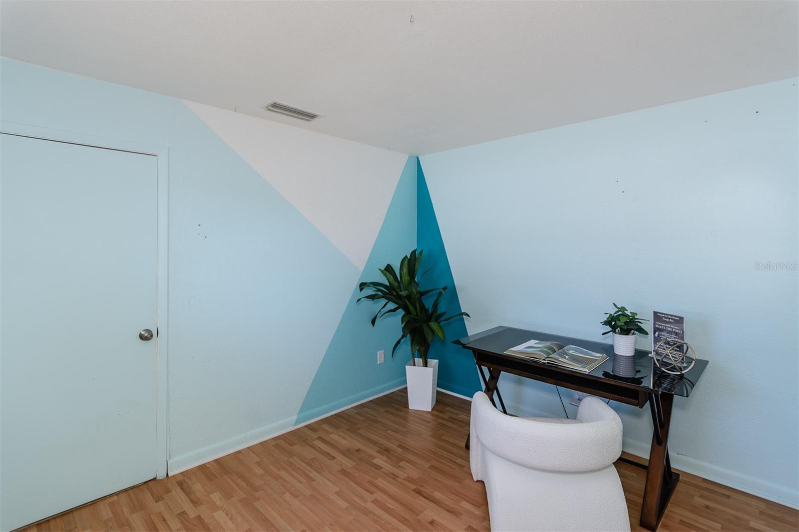 Listing photo id 22 for 1435 77th Avenue N