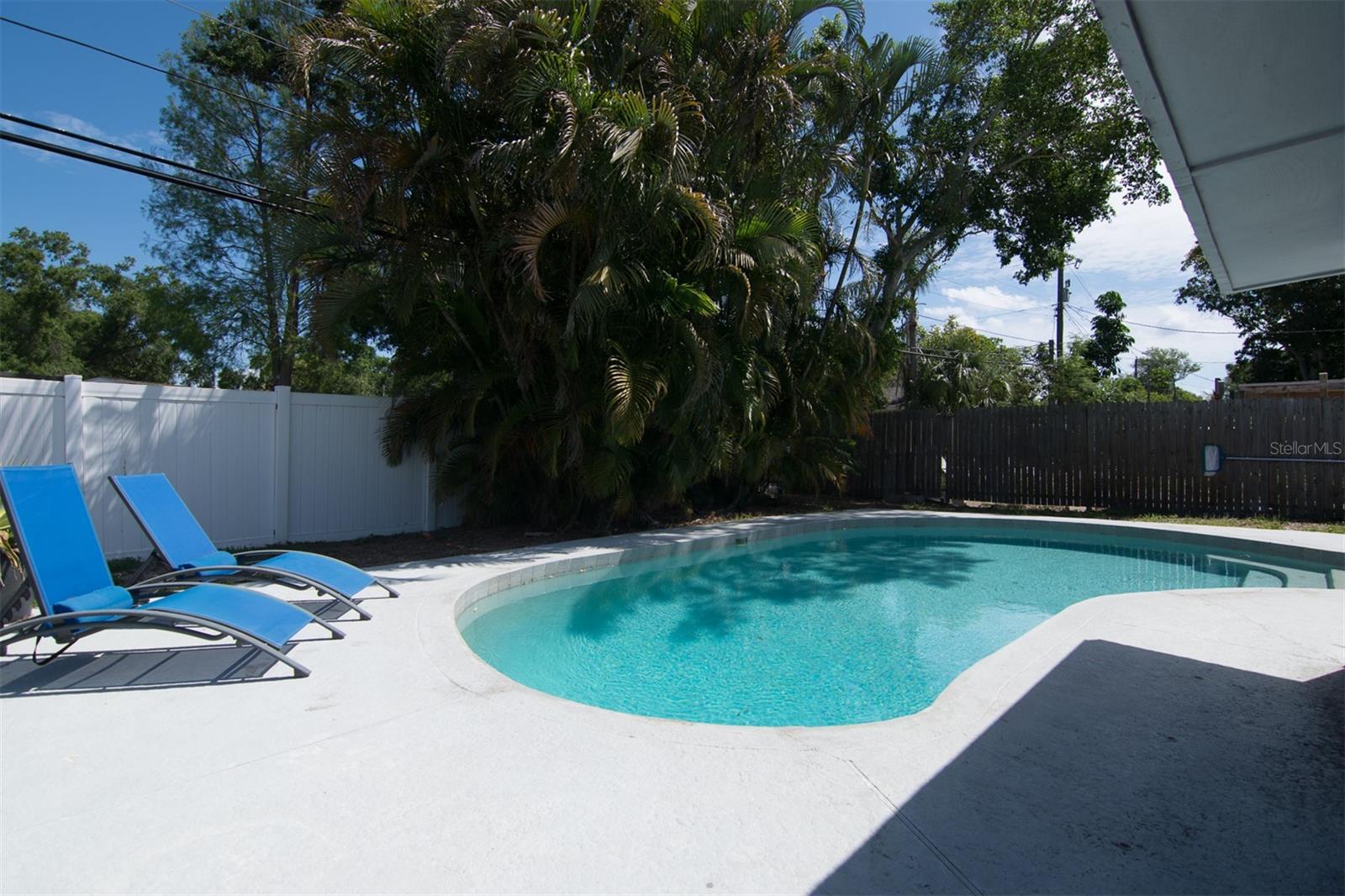 Listing photo id 25 for 1435 77th Avenue N