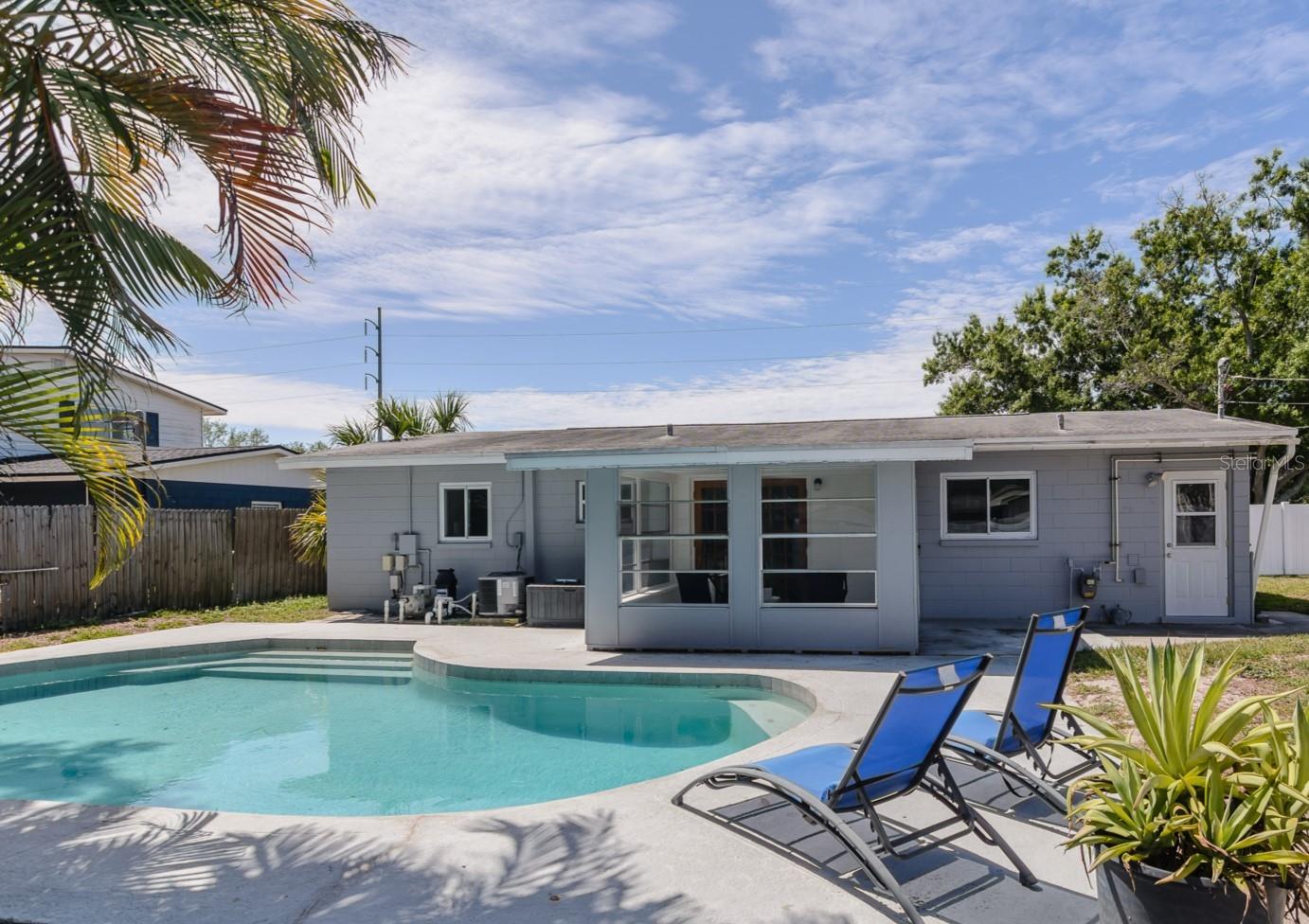 Listing photo id 27 for 1435 77th Avenue N