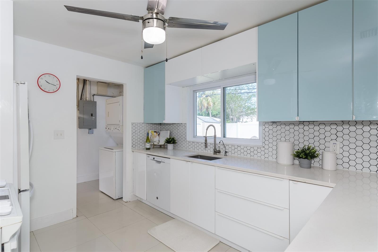 Listing photo id 7 for 1435 77th Avenue N