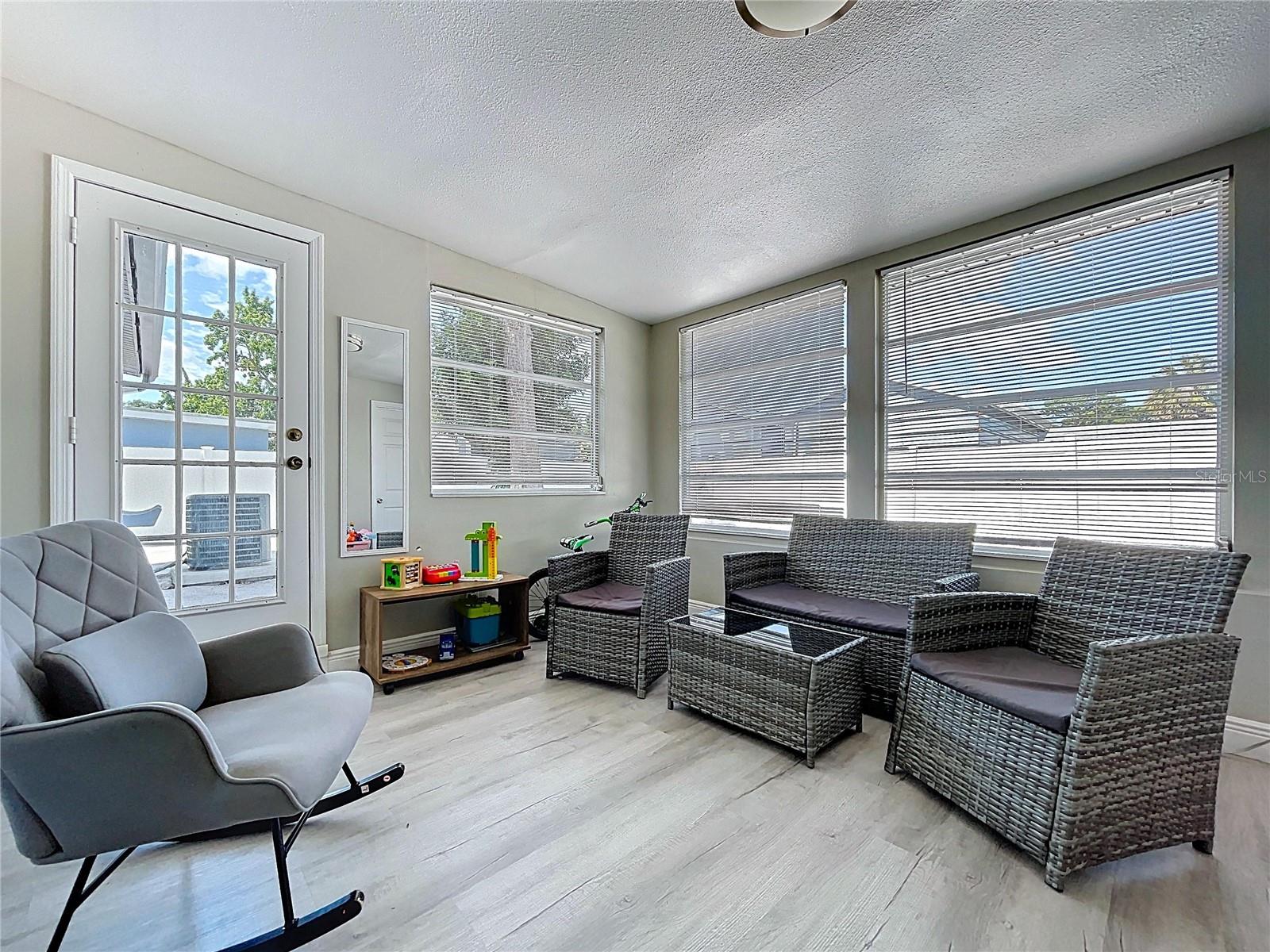 Image 21 of 43 For 6408 Town N Country Boulevard