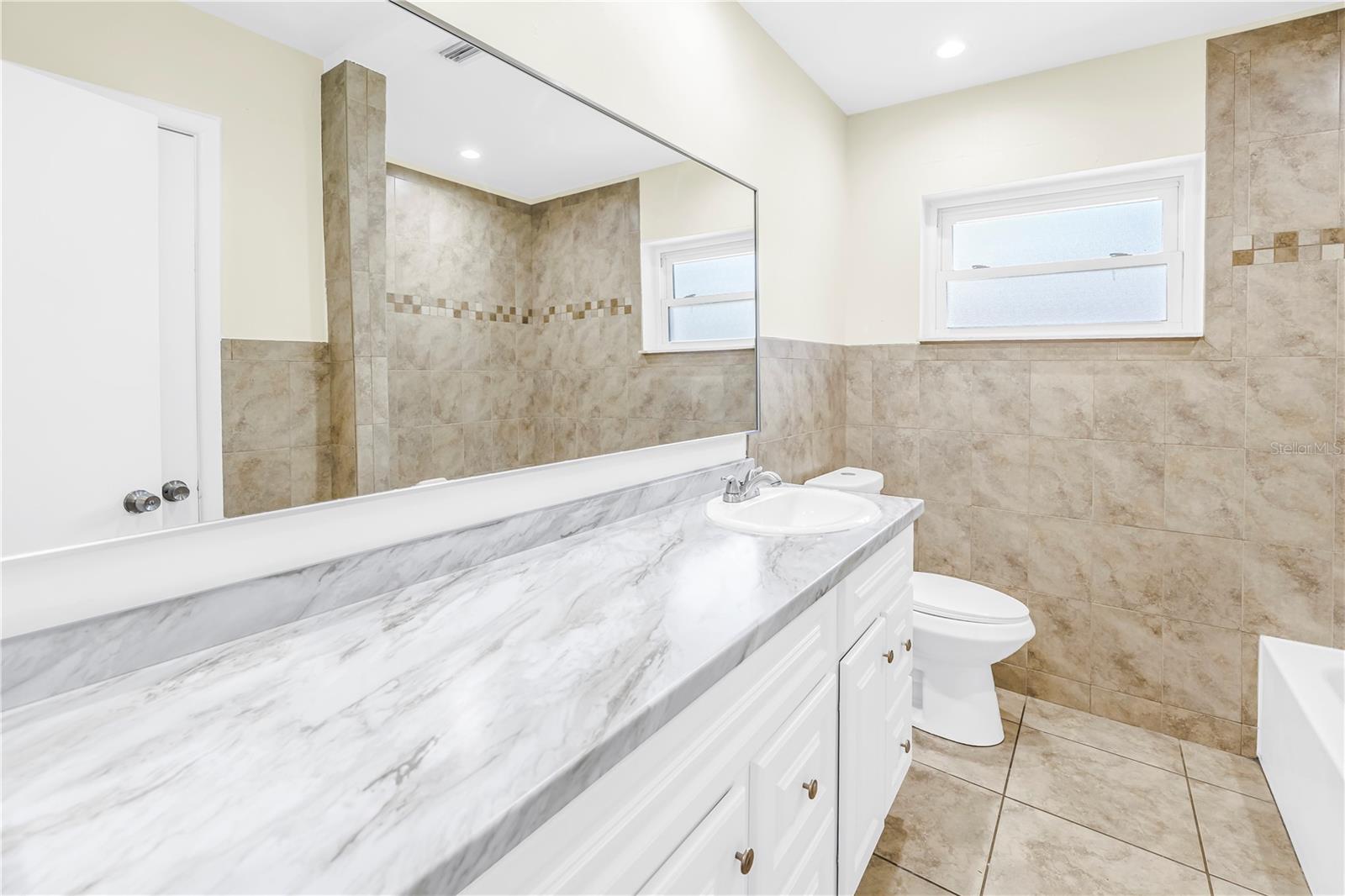 Listing photo id 14 for 7145 16th Street N