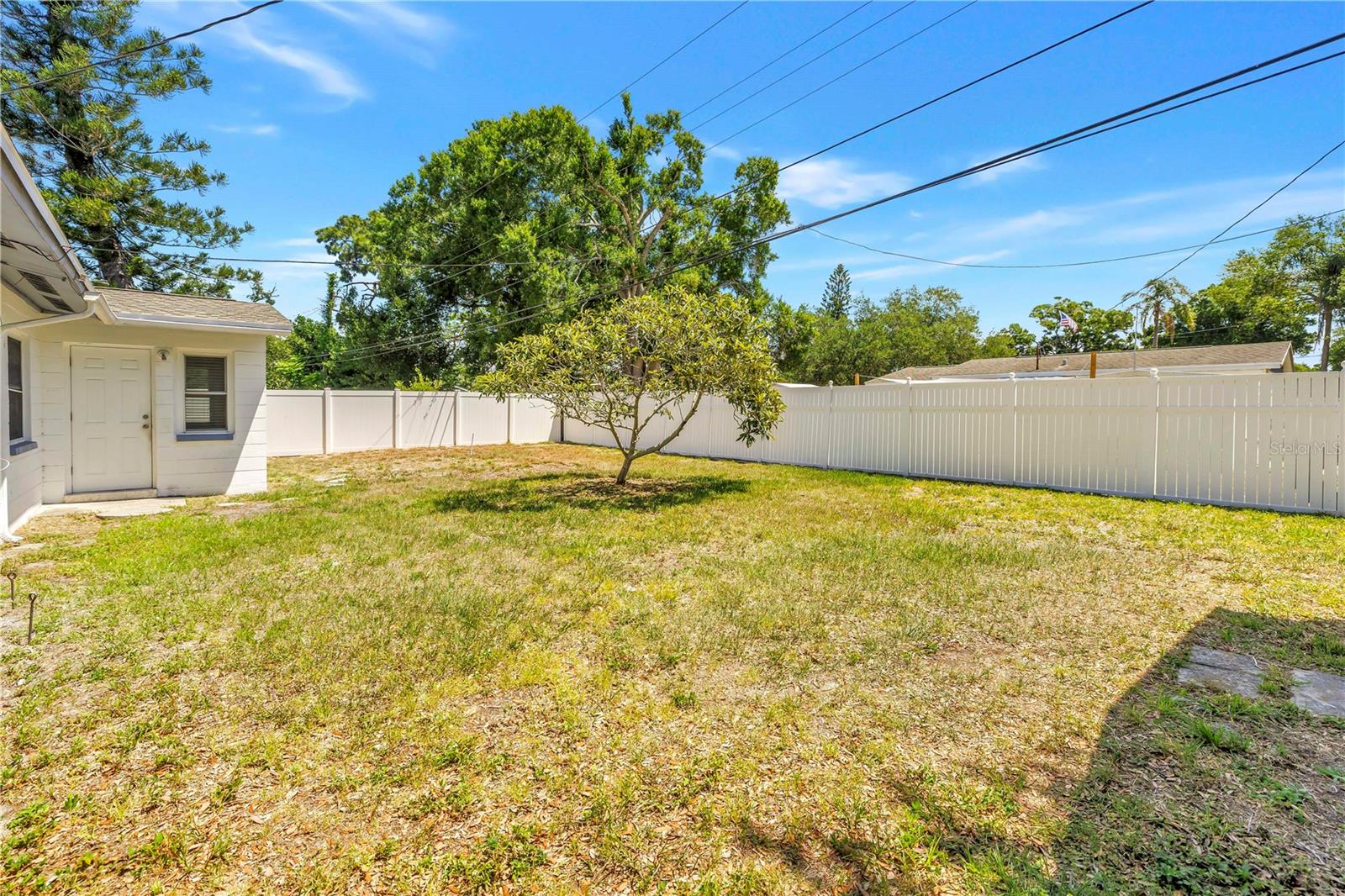 Listing photo id 23 for 7145 16th Street N