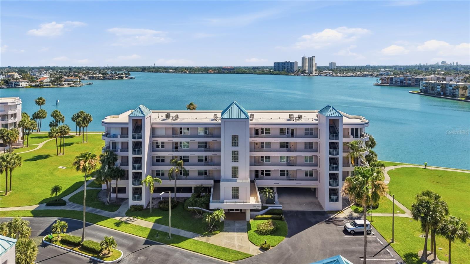 Image 38 of 49 For 8021 Sailboat Key Boulevard S 302