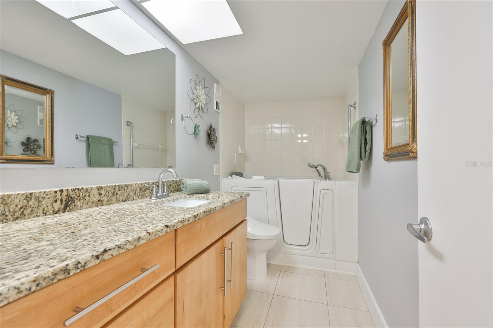 Image 26 of 40 For 1581 Gulf Boulevard 103n