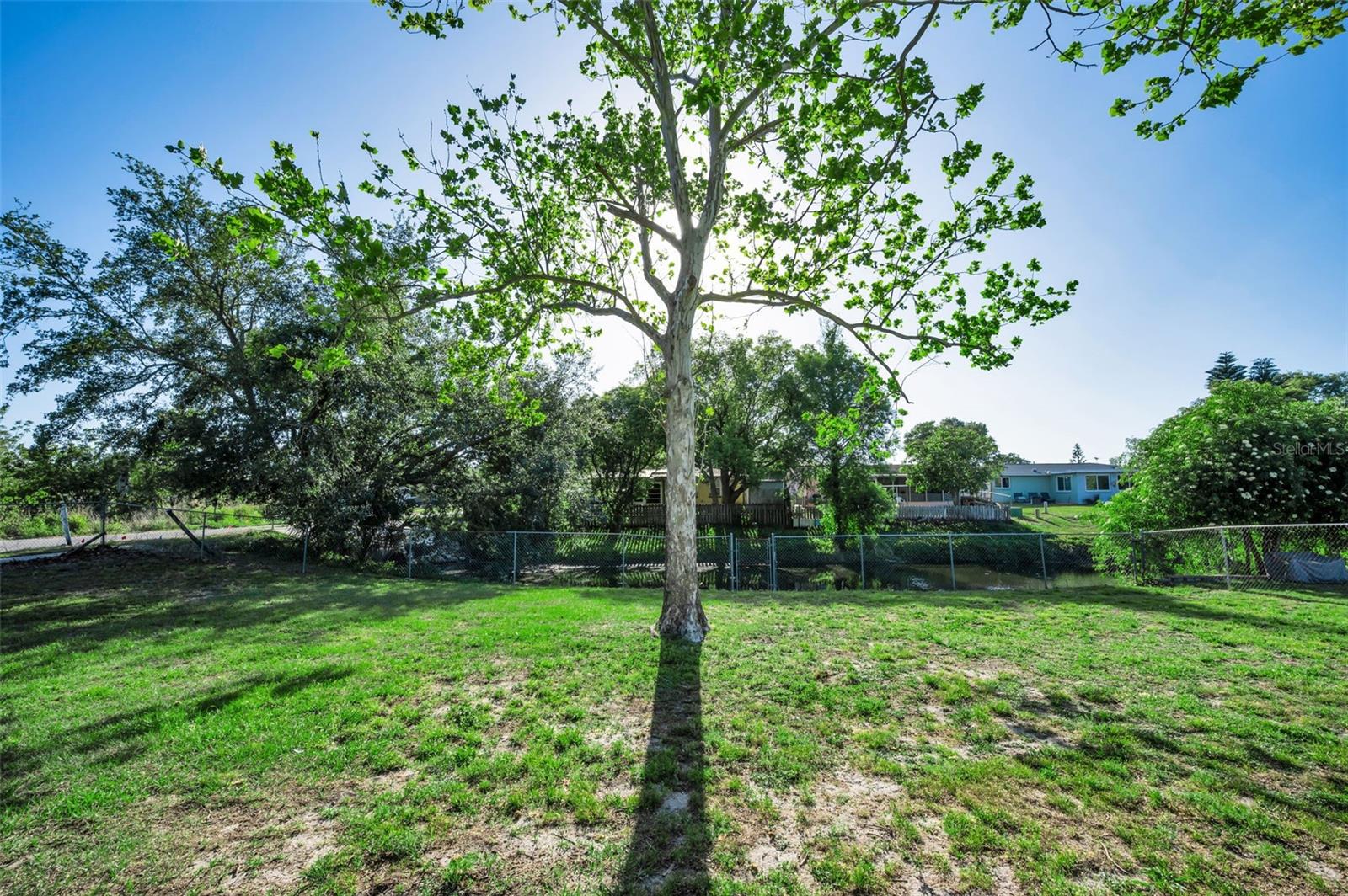 Listing photo id 17 for 3011 Shadow Oaks Drive