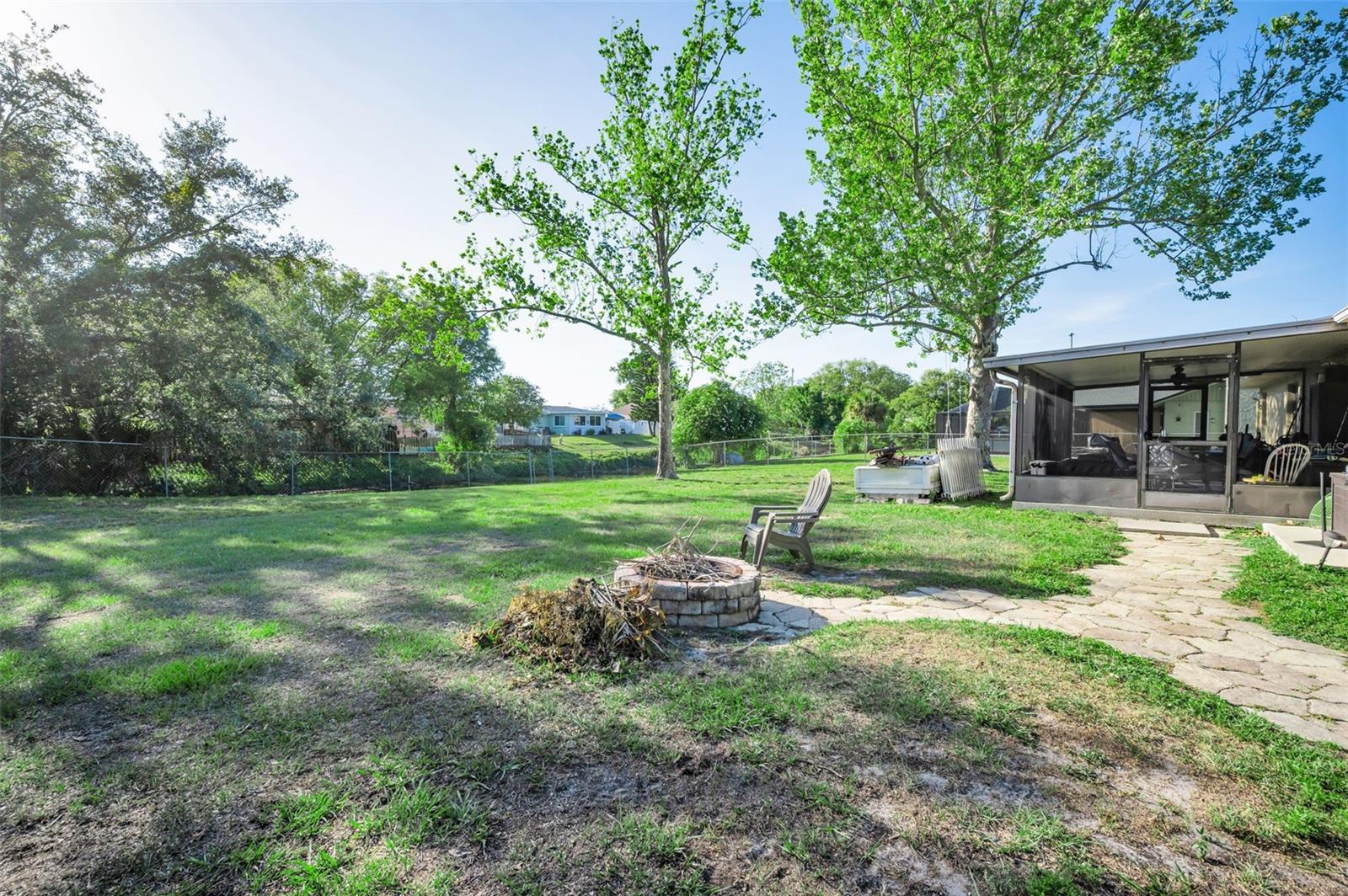 Listing photo id 19 for 3011 Shadow Oaks Drive