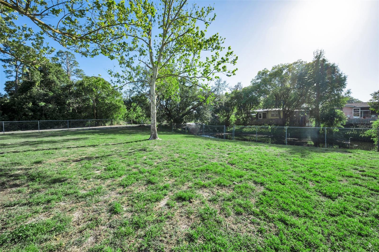 Listing photo id 24 for 3011 Shadow Oaks Drive