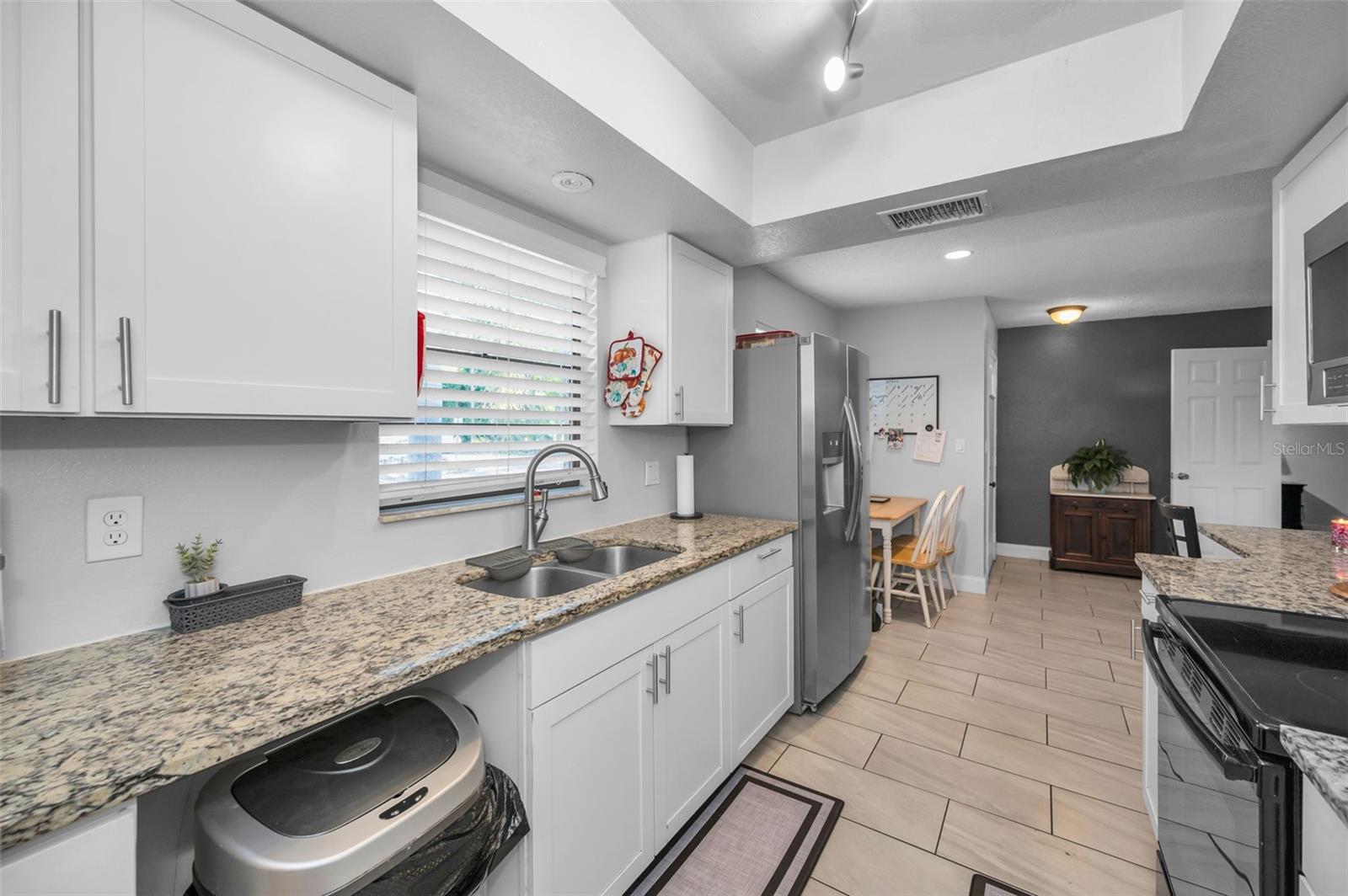 Listing photo id 1 for 3011 Shadow Oaks Drive