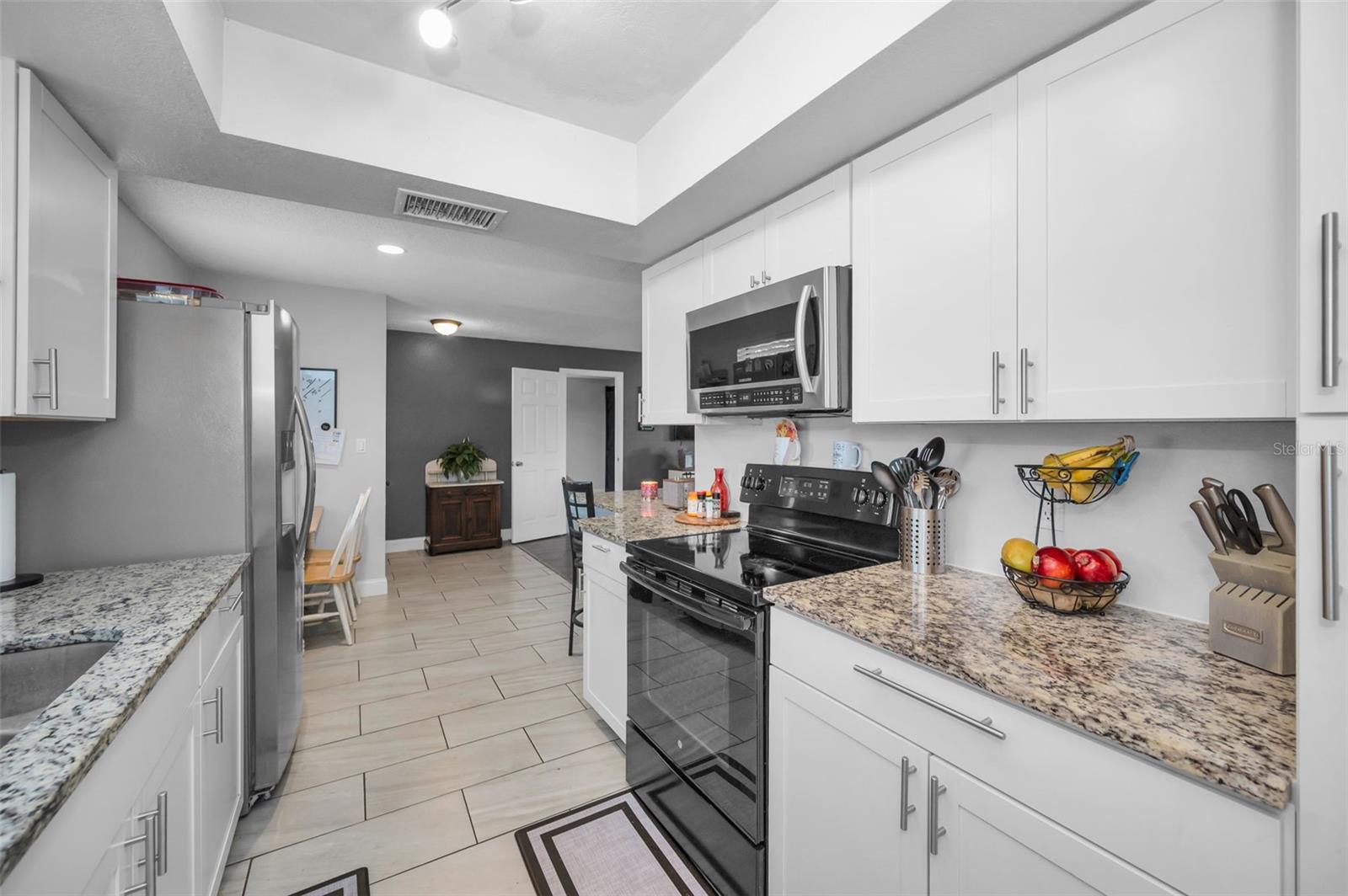 Listing photo id 2 for 3011 Shadow Oaks Drive