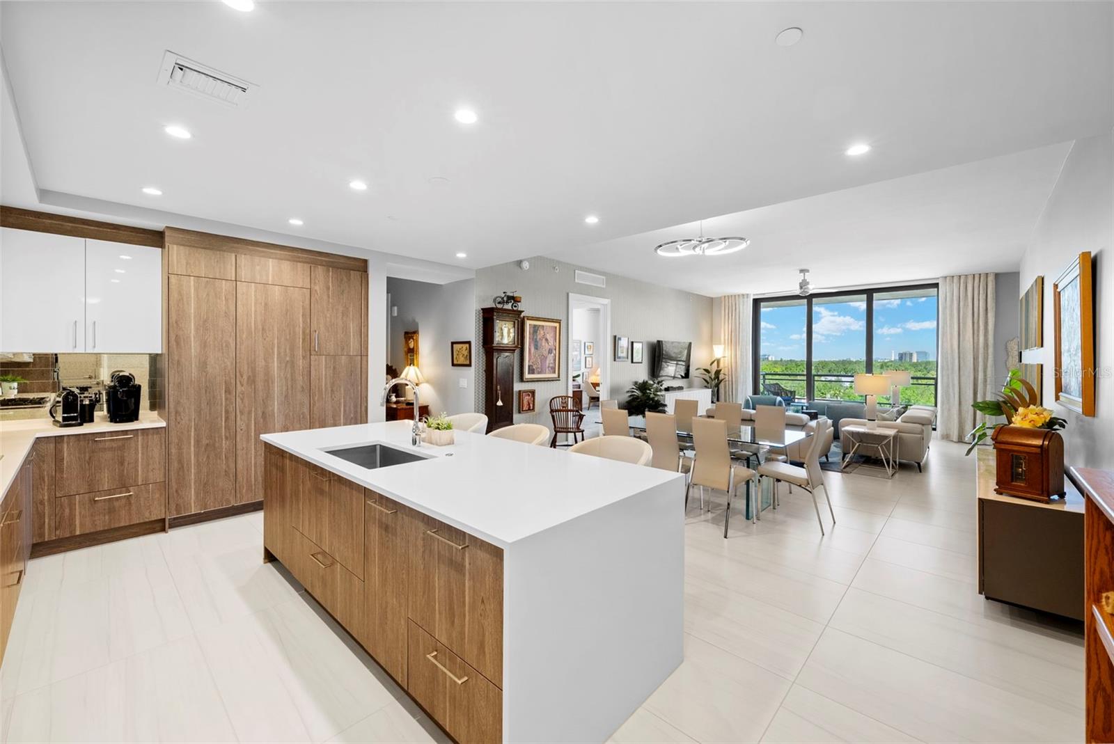Listing photo id 5 for 2103 Bayshore Boulevard 703