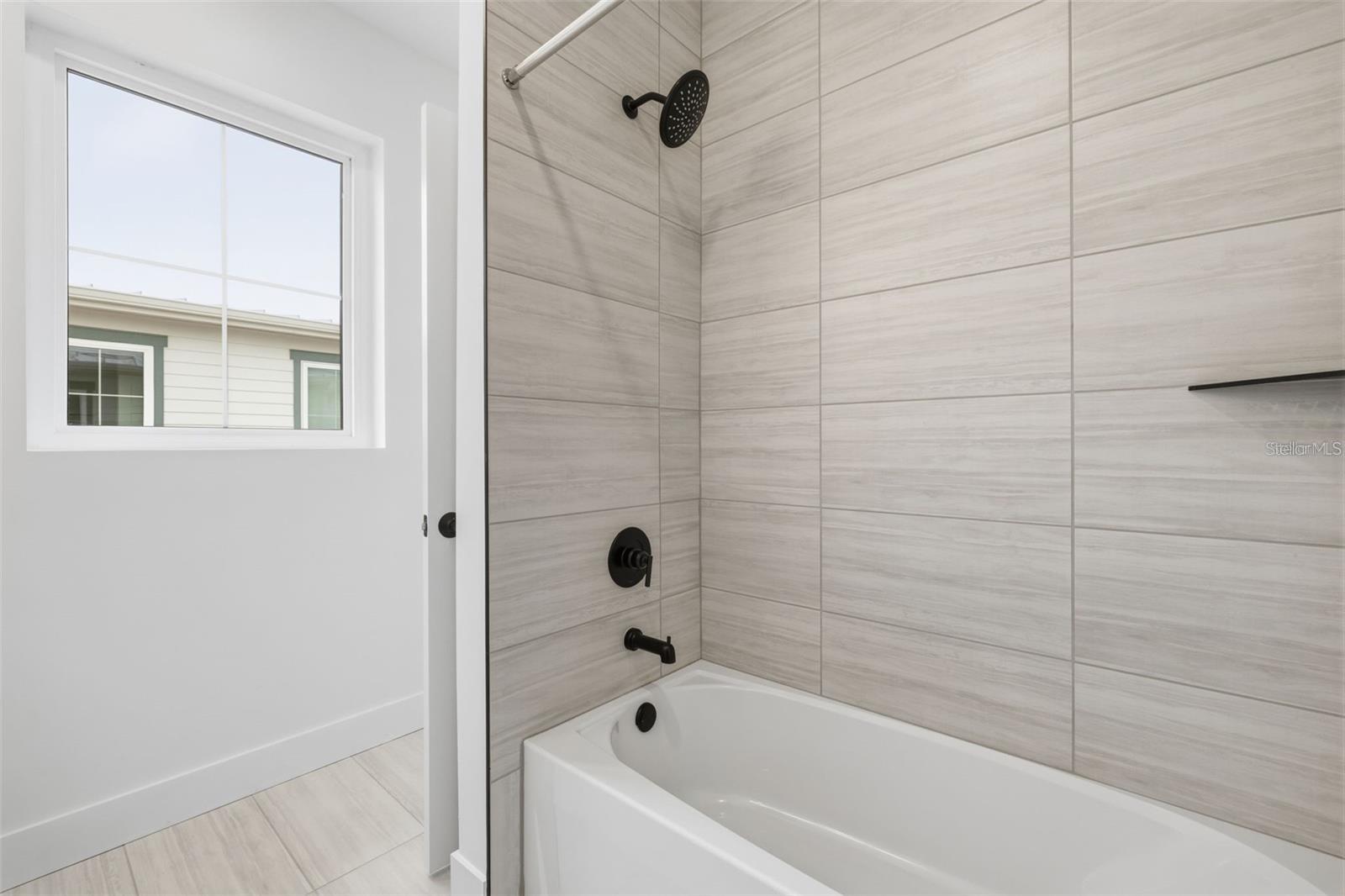 Image 41 of 45 For 407 Albany Avenue 4