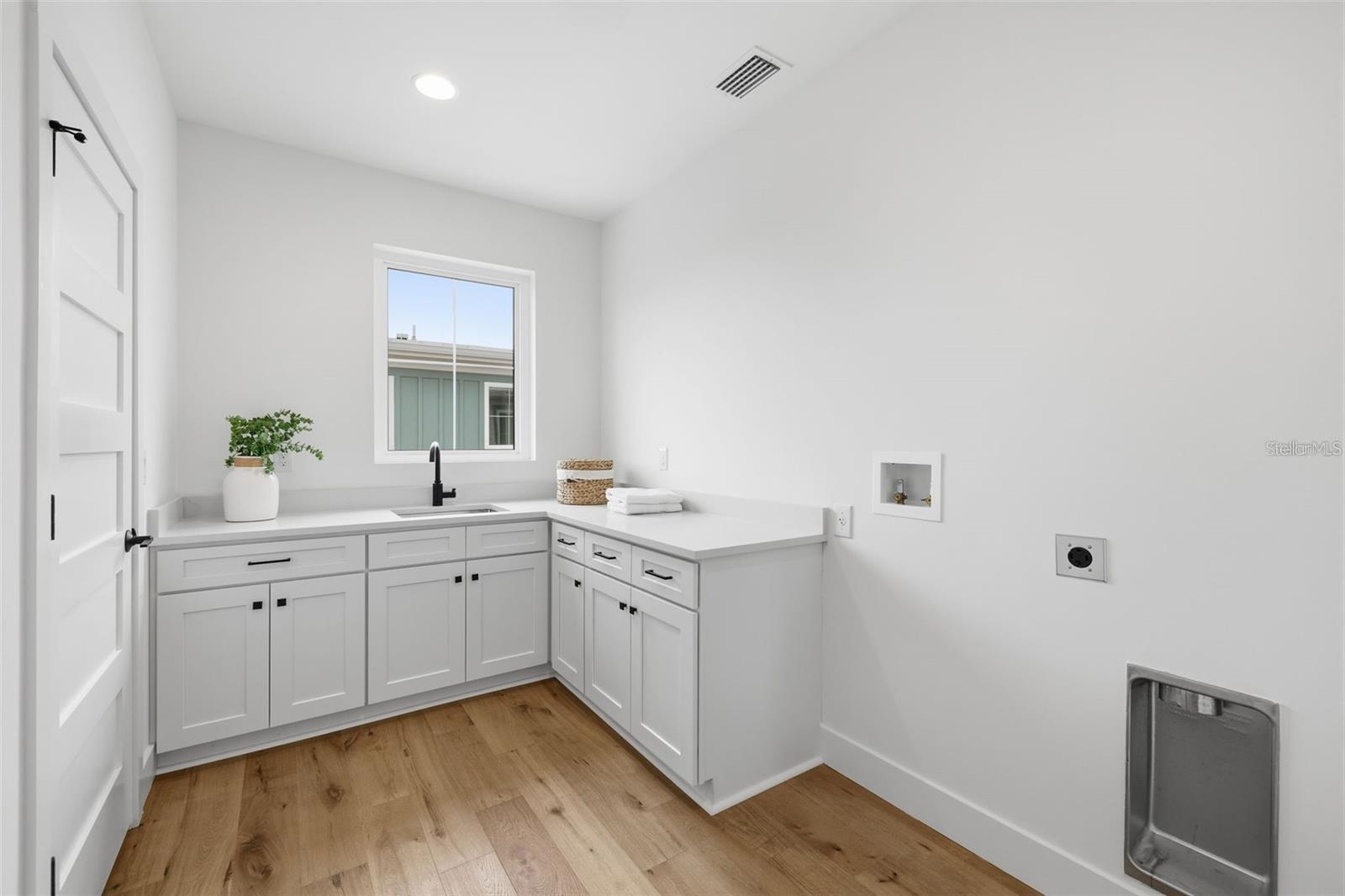 Image 43 of 45 For 407 Albany Avenue 4