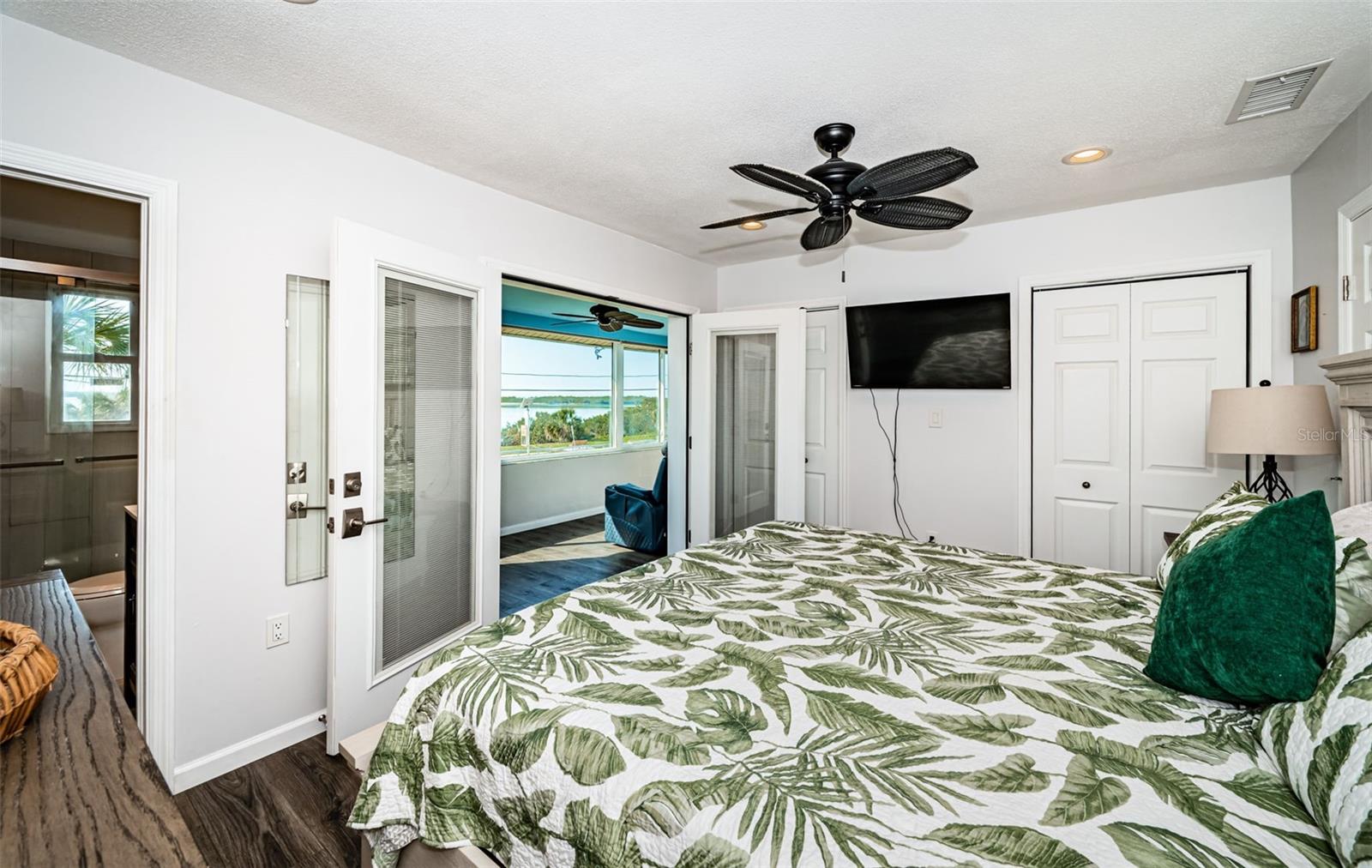 Image 16 of 37 For 2 Causeway Boulevard 208