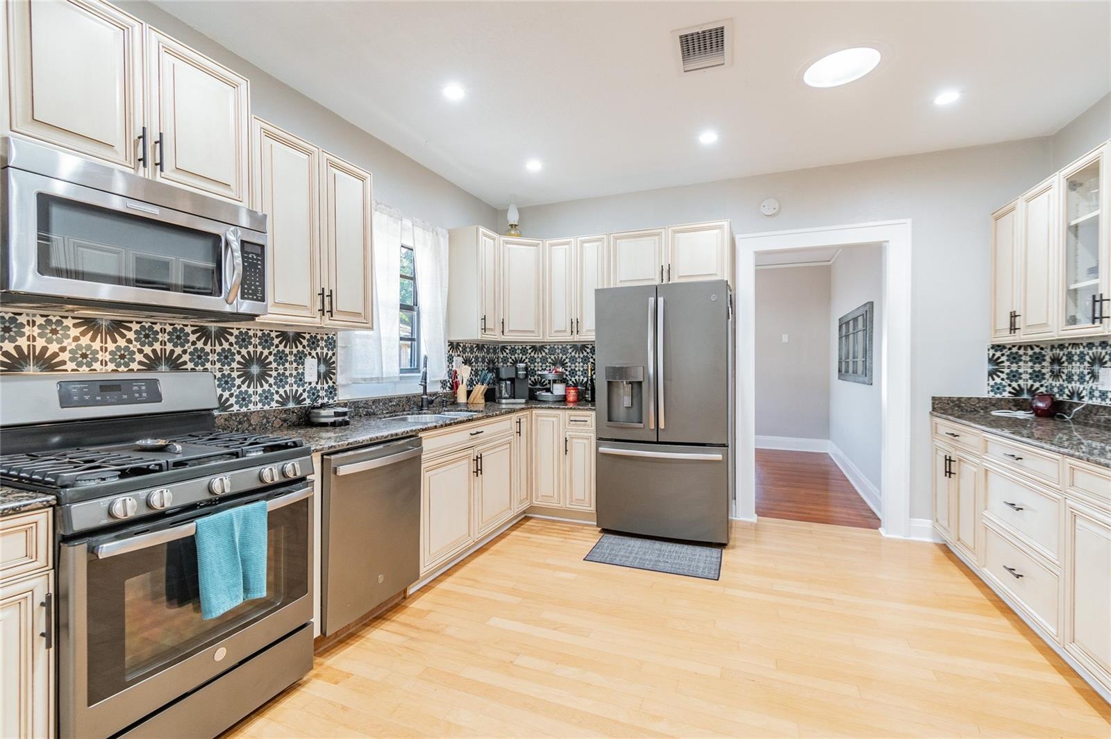 Image 14 of 31 For 310 Paris Street